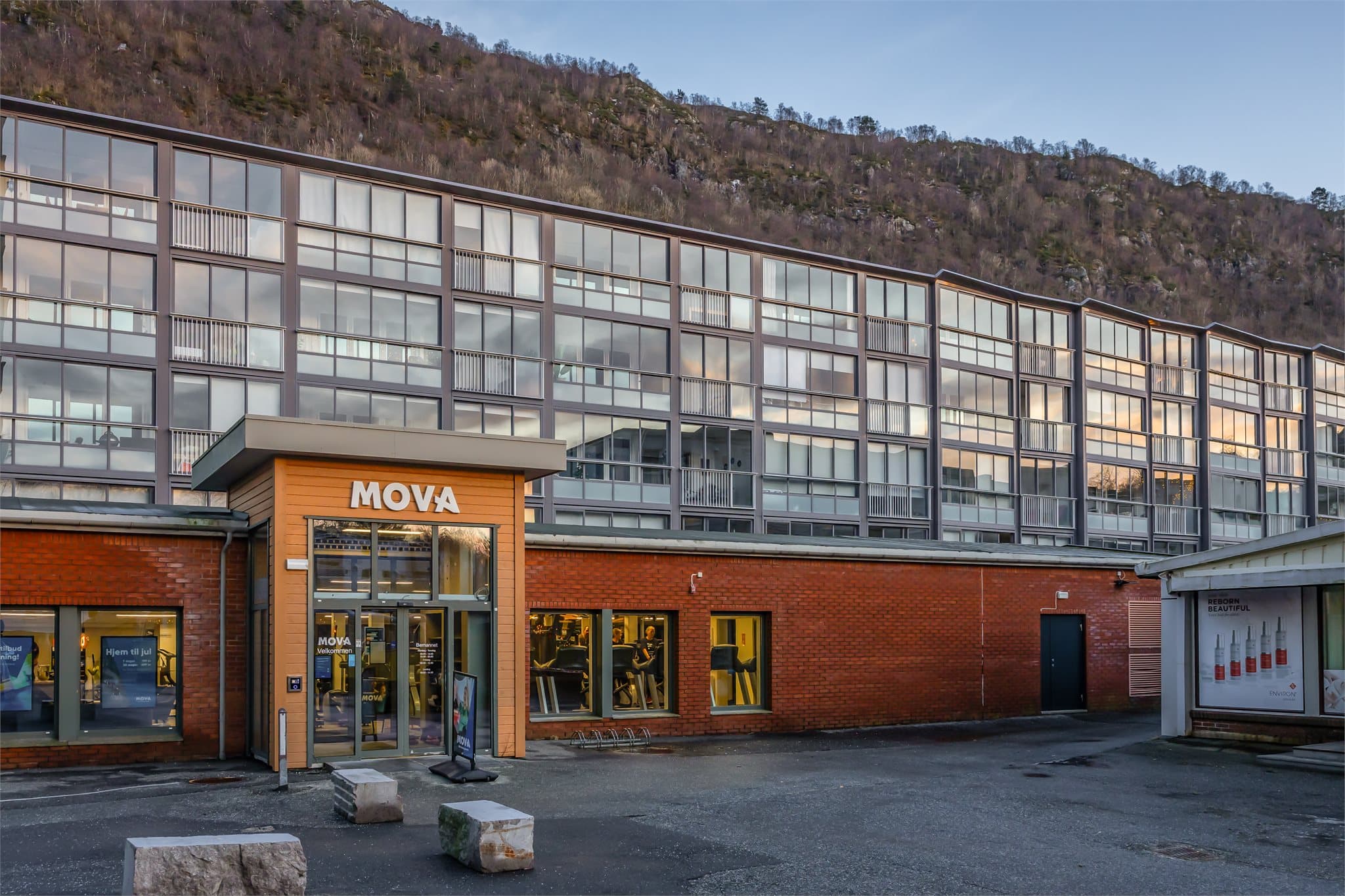 - For innendørs trening ligger treningssenteret MOVA praktisk til på Mannsverk Torg -