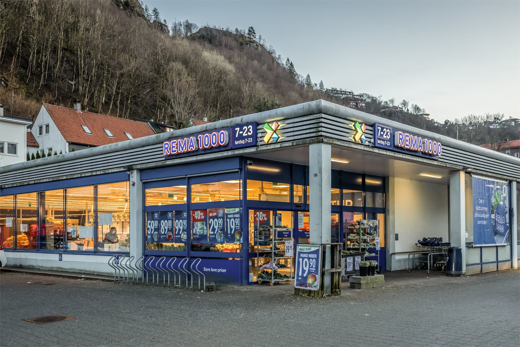 - Nærmeste dagligvarebutikk, Rema 1000 Nattland, ligger bare 2–300 meter unna -