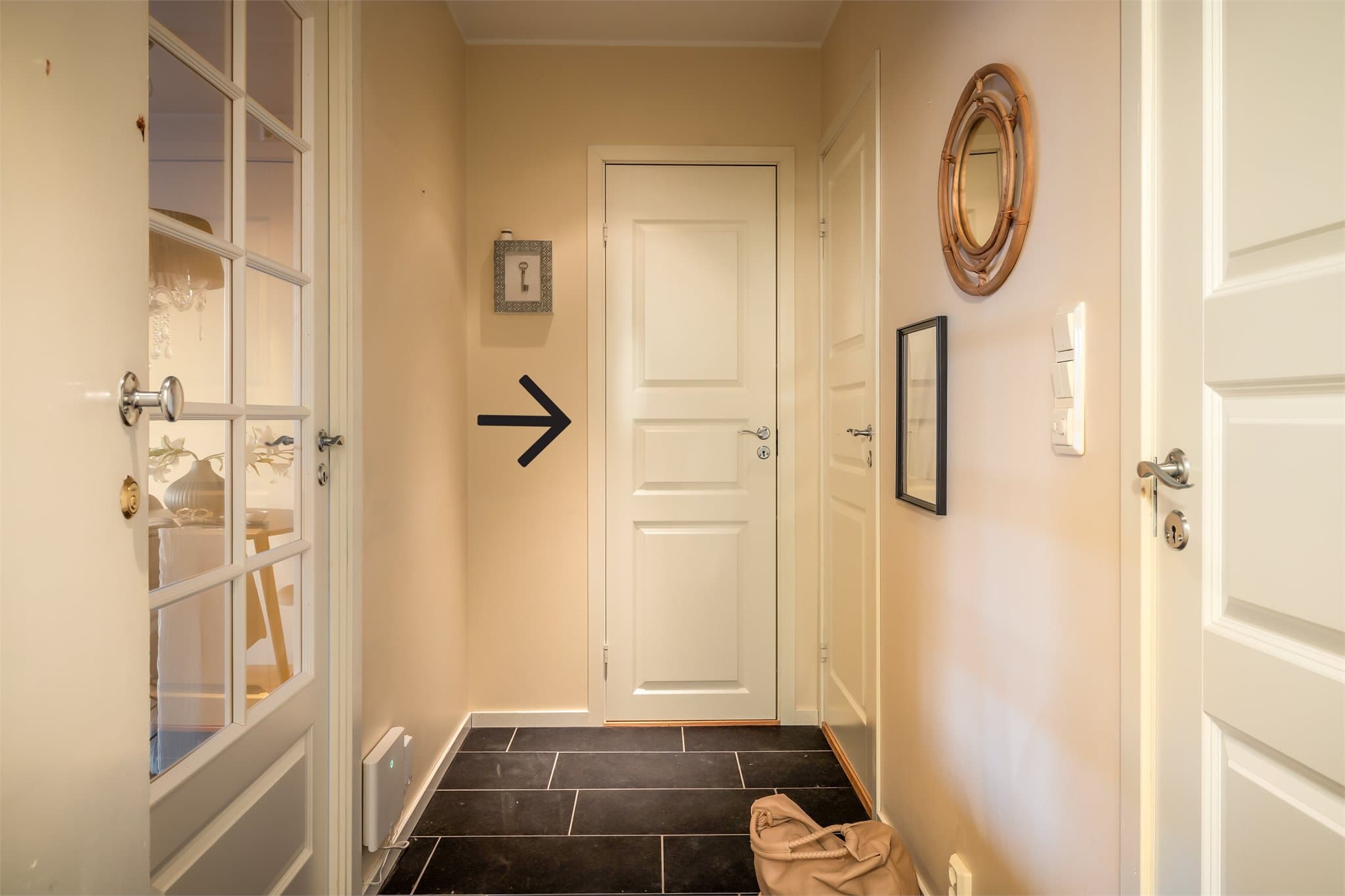 - Praktisk med innvendig bod ved entré som gir plass til oppbevaring av yttertøy -