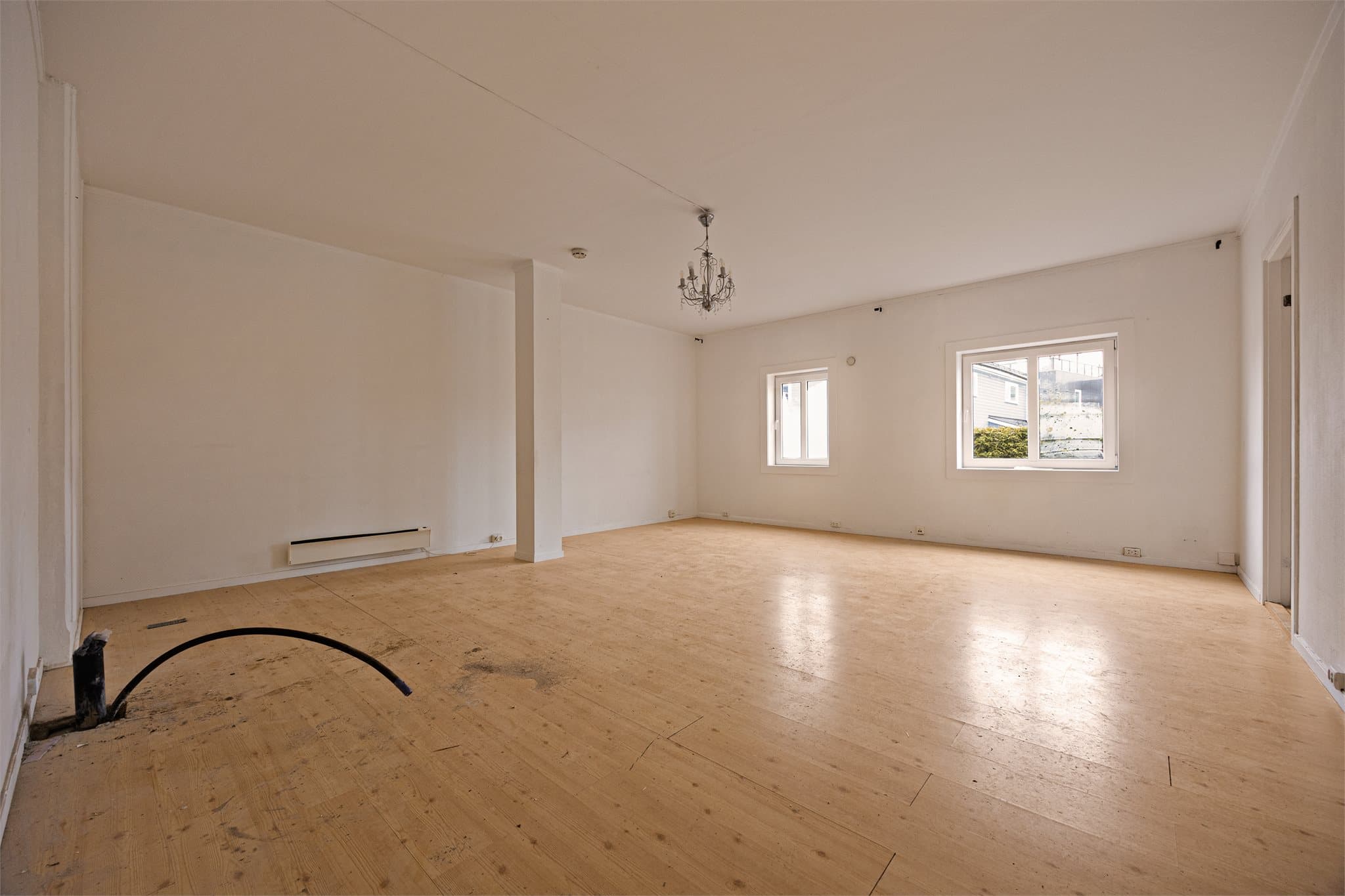 Det er lagt opp vannrør i stue for mulighet til kjøkken.