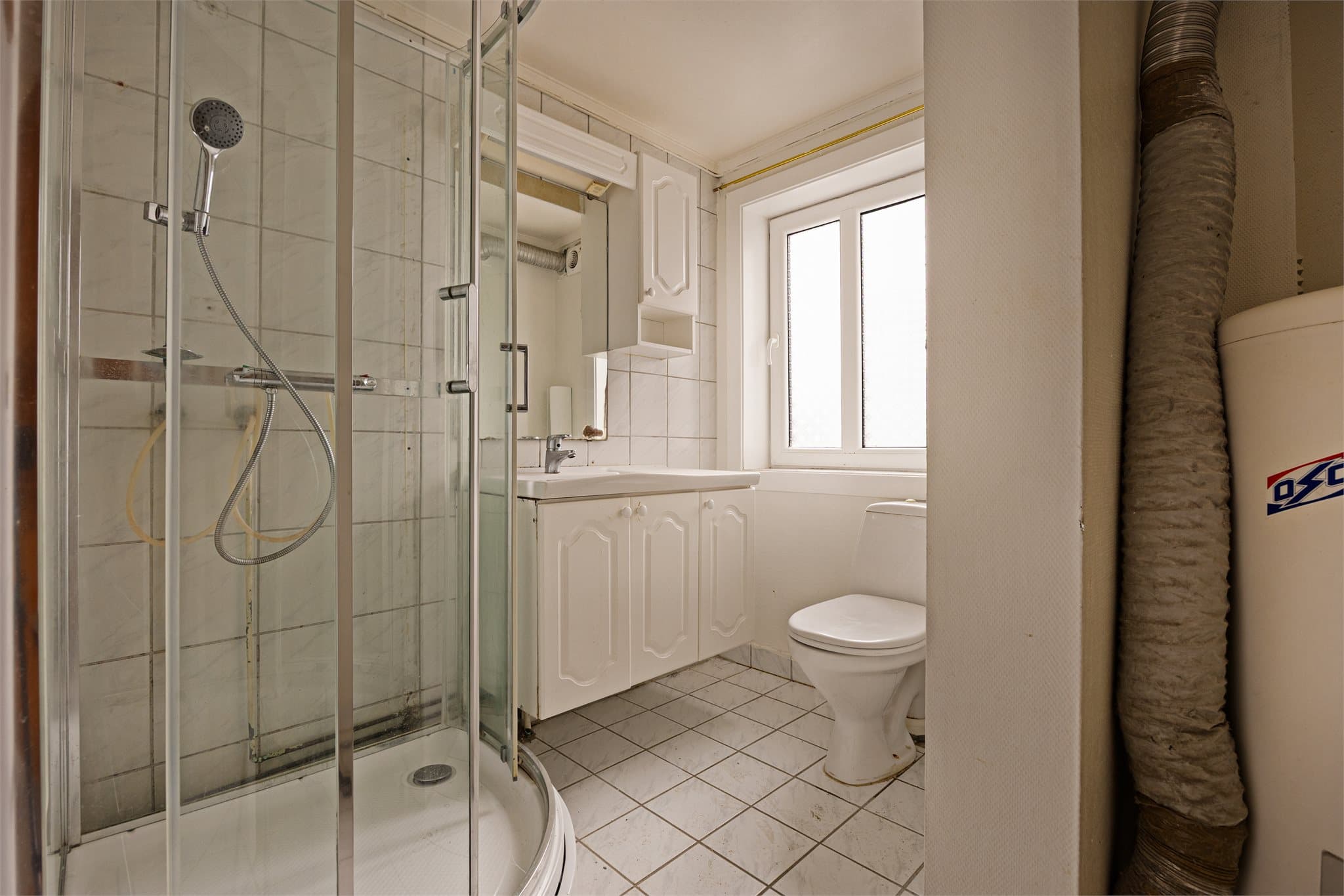 Badet har enkelt tilgang til røropplegg via kjeller.