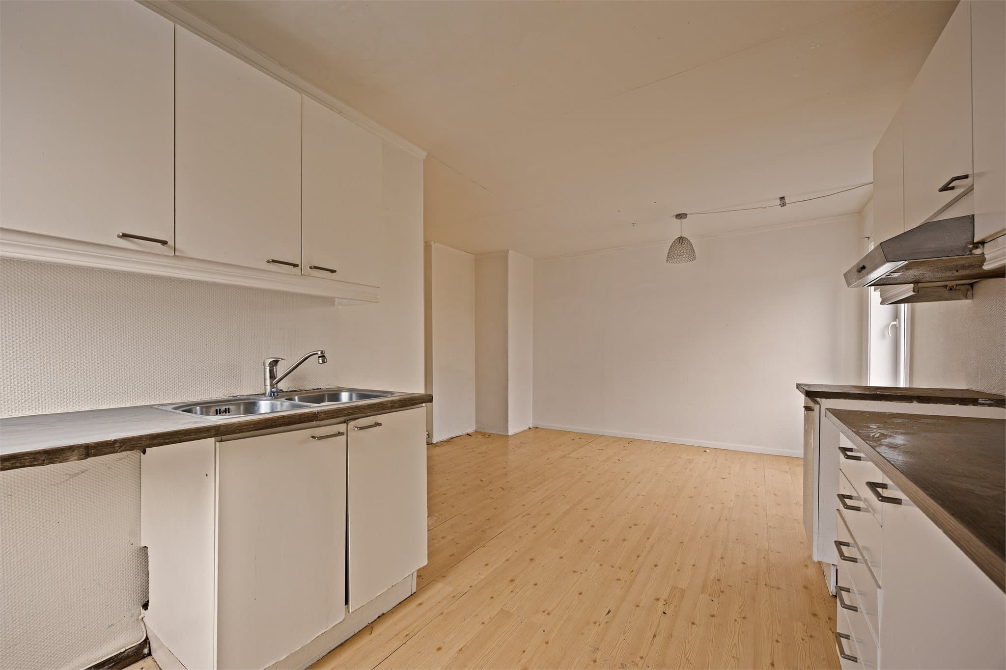 Det er lagt opp nye vannrør inn til stua, med tanke på flytting av kjøkken og etablering av et eller to ekstra soverom