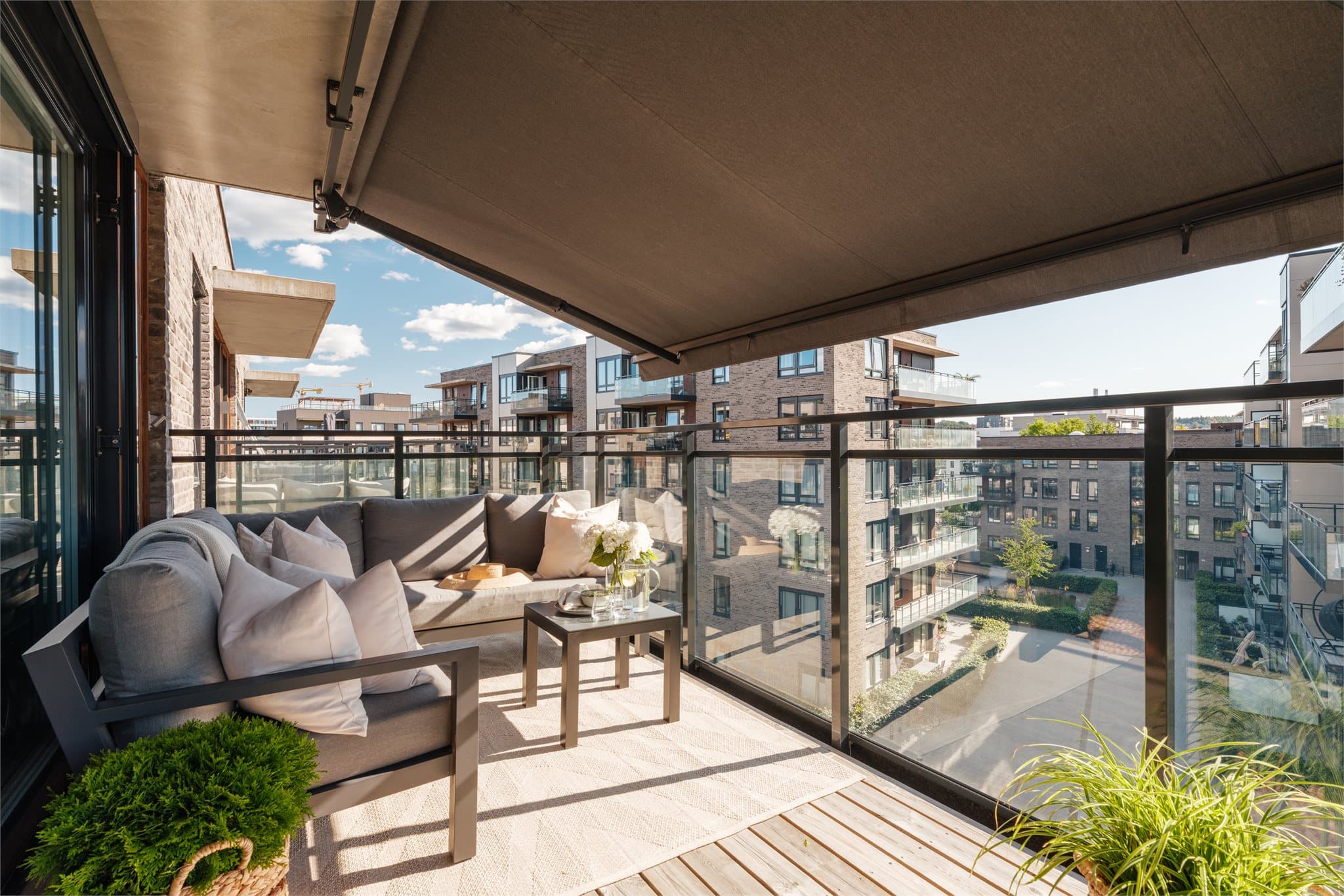 Verandaen fikk montert markise i 2022, som gjør det mulig å nyte balkongen og grille uavhengig av vær.