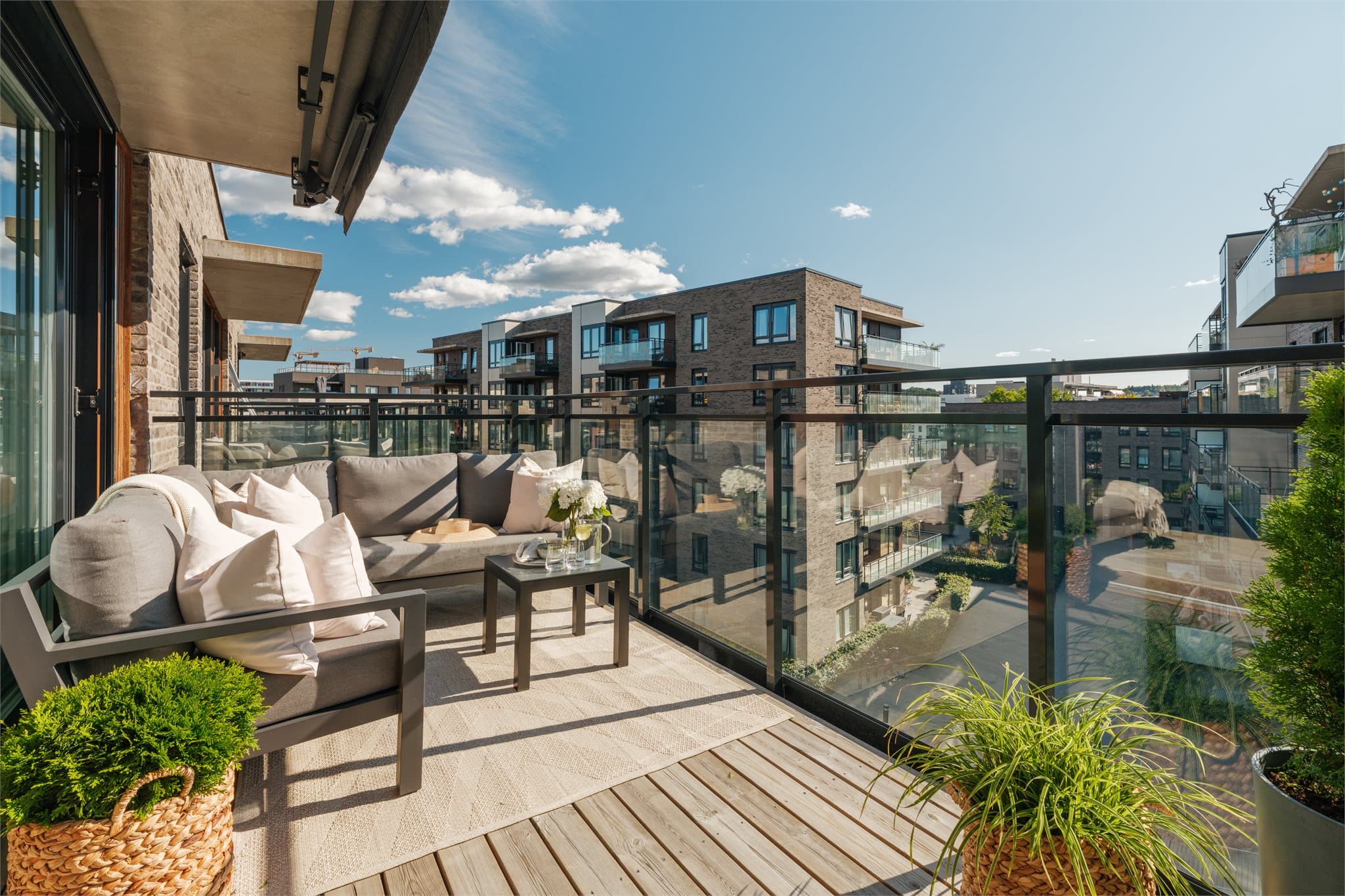 Balkongen på 11 m² byr på gode solforhold og fungerer som en naturlig forlengelse av oppholdsrommet.