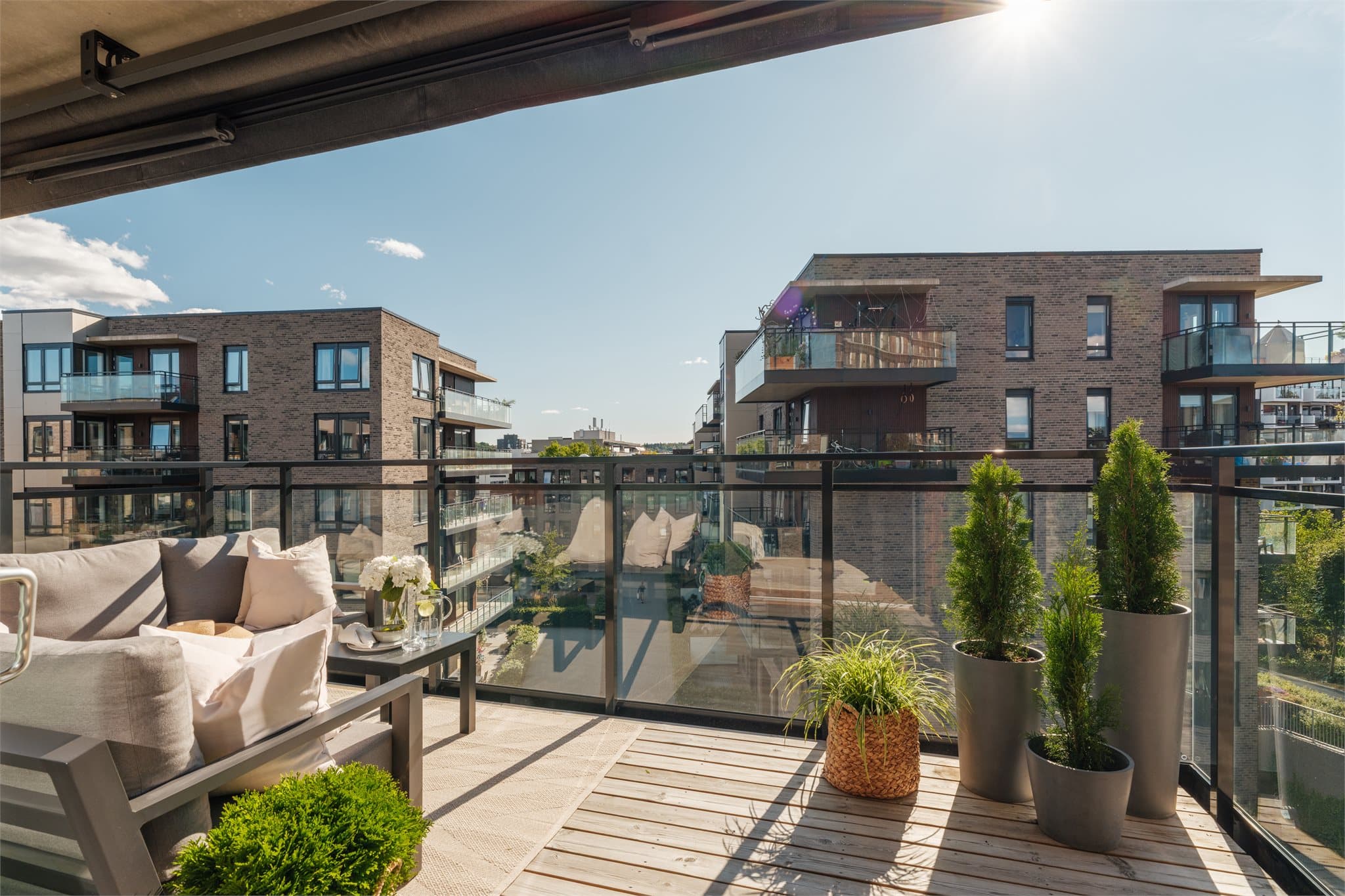 Den romslige størrelsen gir plass til flere sittegrupper, grill og alt man trenger for hyggelige sommerdager.