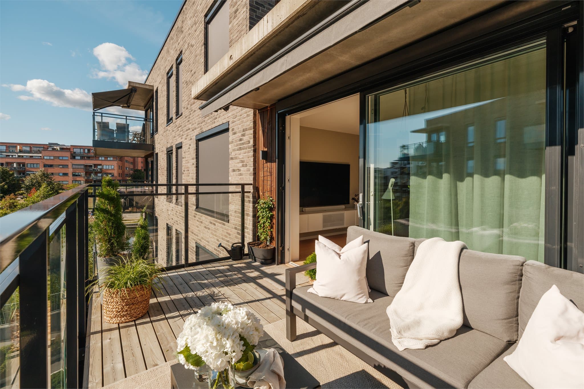 Balkongen tilbyr generøs plass til utemøbler, grill og grønne planter - perfekt for hyggelige stunder utendørs.