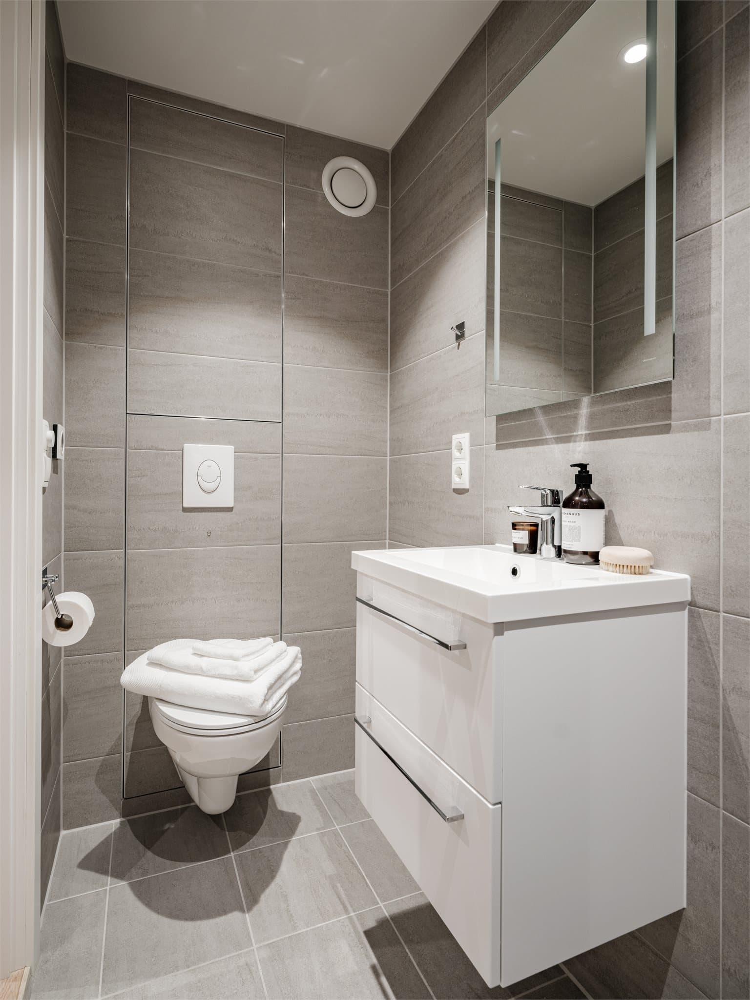 Romslig bad med smakfulle fliser og gjennomført stil.