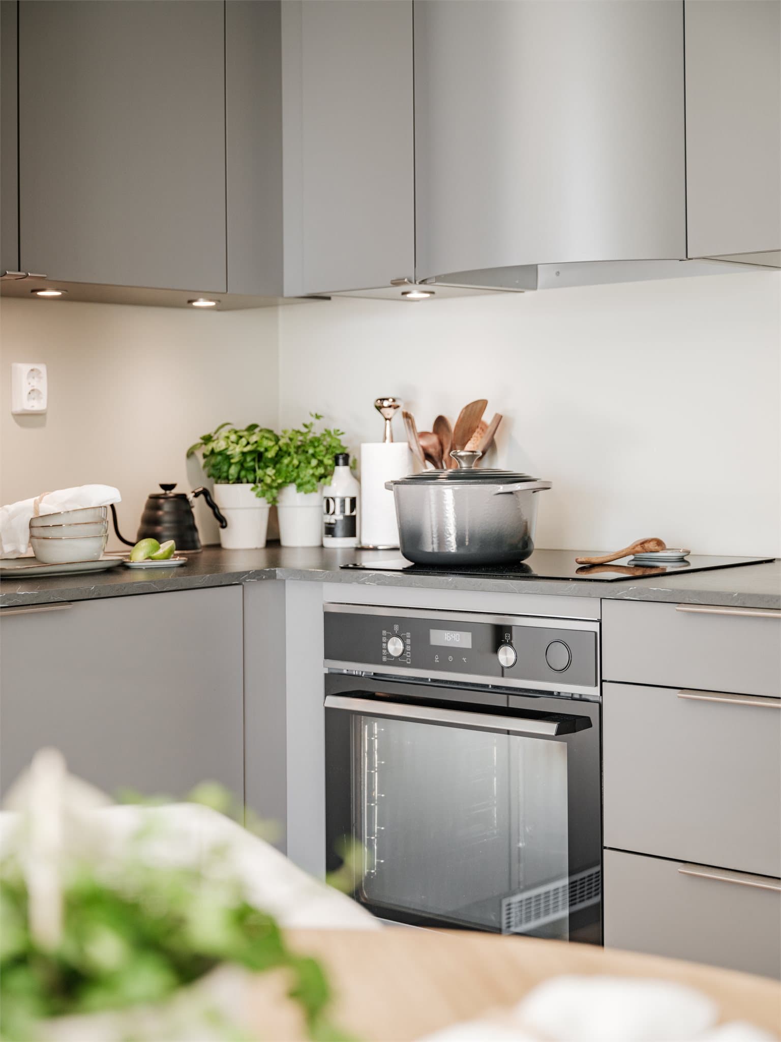 Lekker Orion kjøkkenhette med avrundet form som mykner opp kjøkkenet.