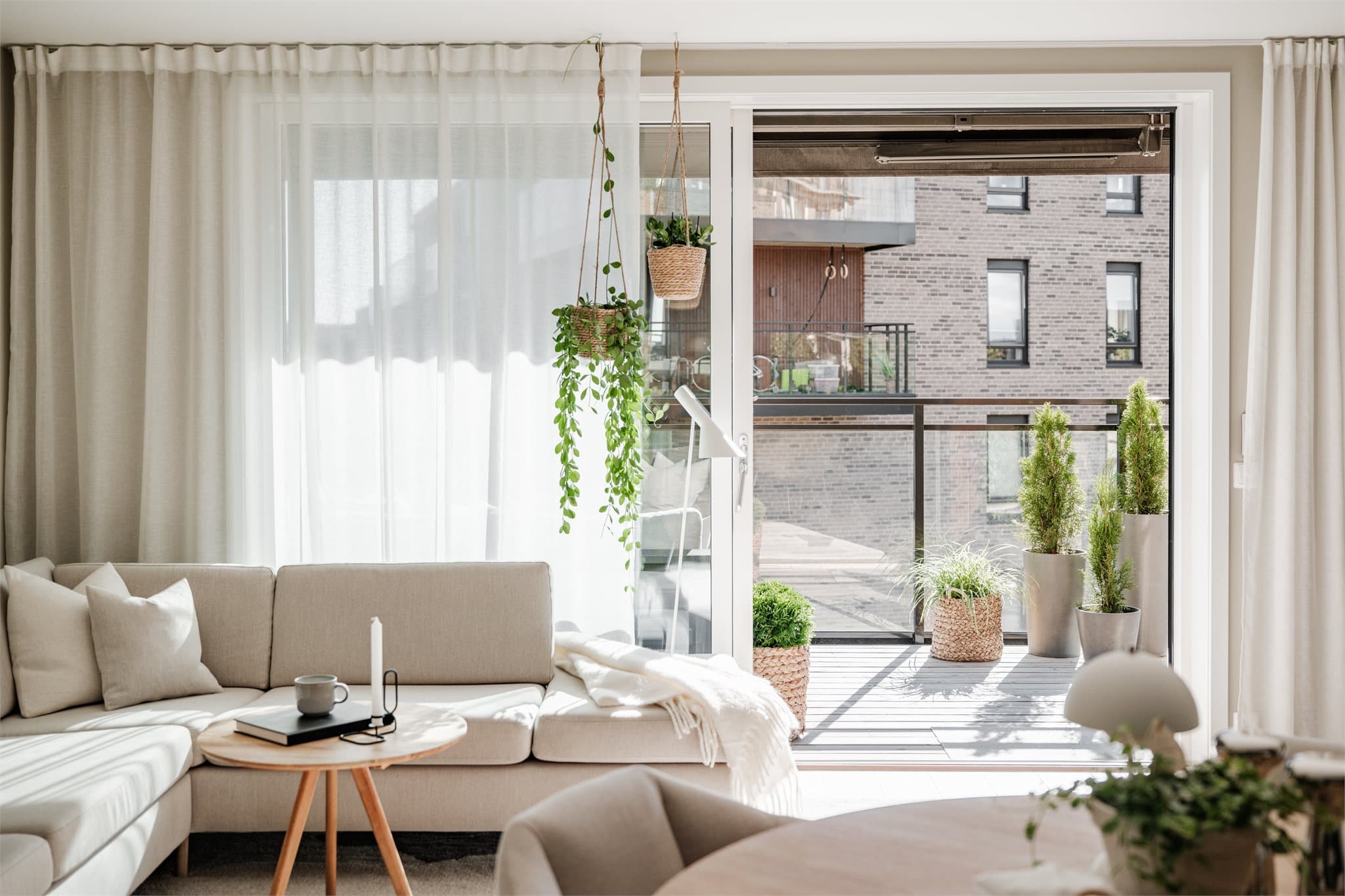 Stuen åpner opp mot en stor balkong med sydvestlig eksponering, som gir gode solforhold og en naturlig forlengelse av oppholdsrommet.