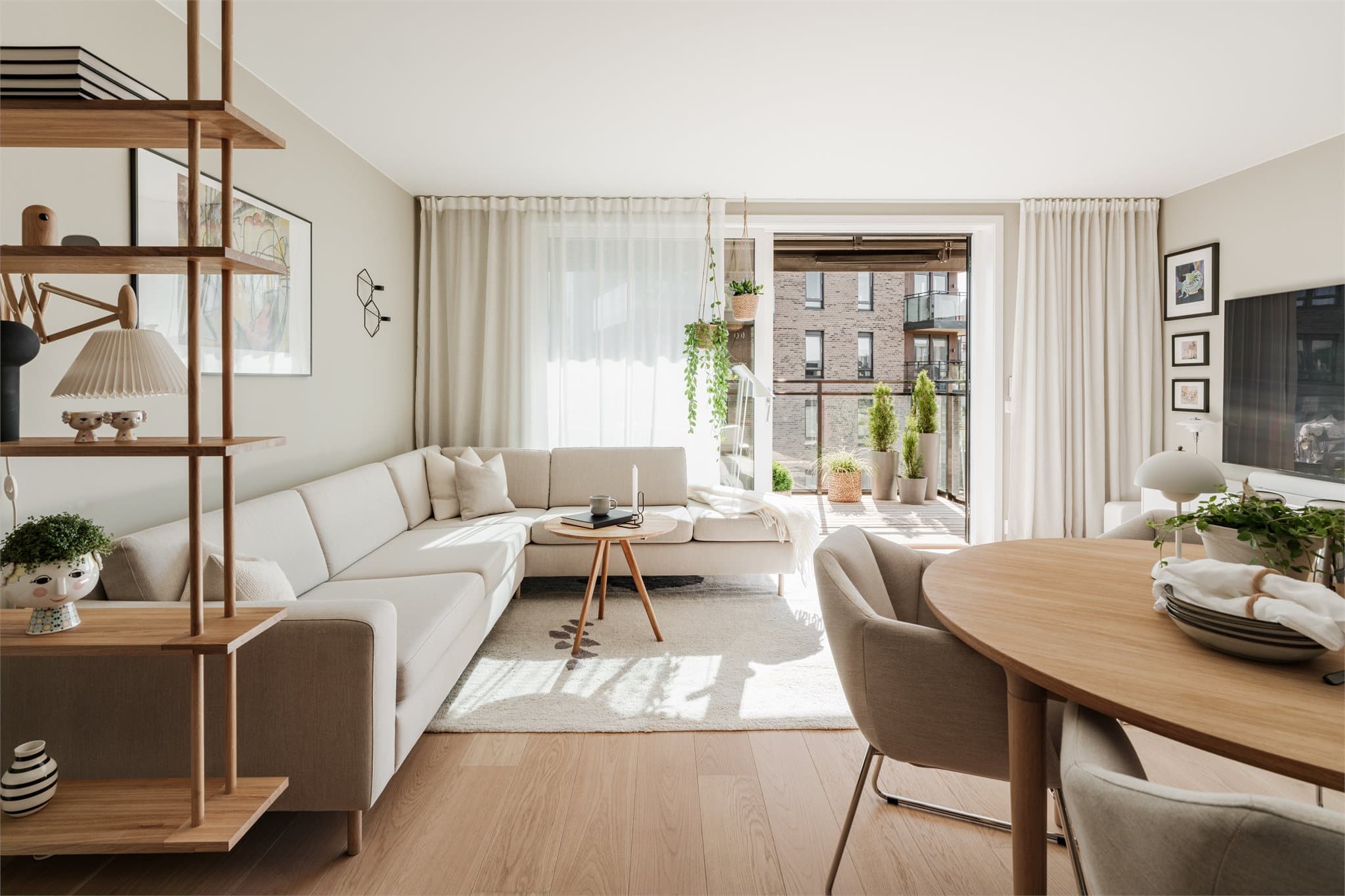 Generøse vinduer slipper inn et vakkert lys og skaper et lyst, luftig og trivelig inneklima.