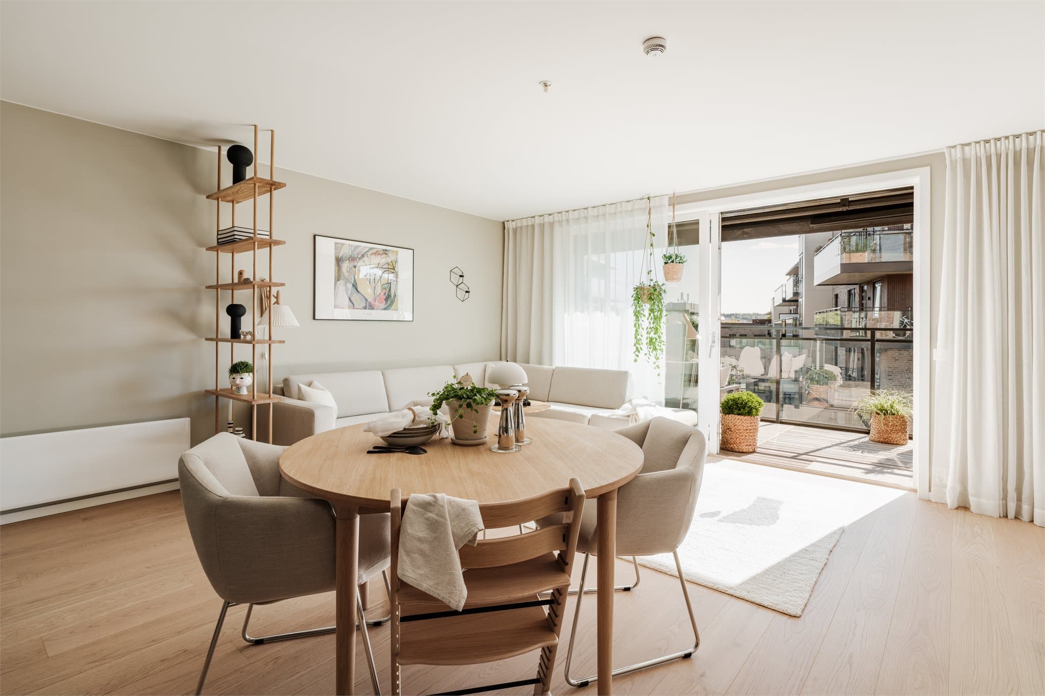 Her får dere en stilren og gjennomført bolig, ferdigstilt i 2021, med moderne standard og kvalitet i alle detaljer.