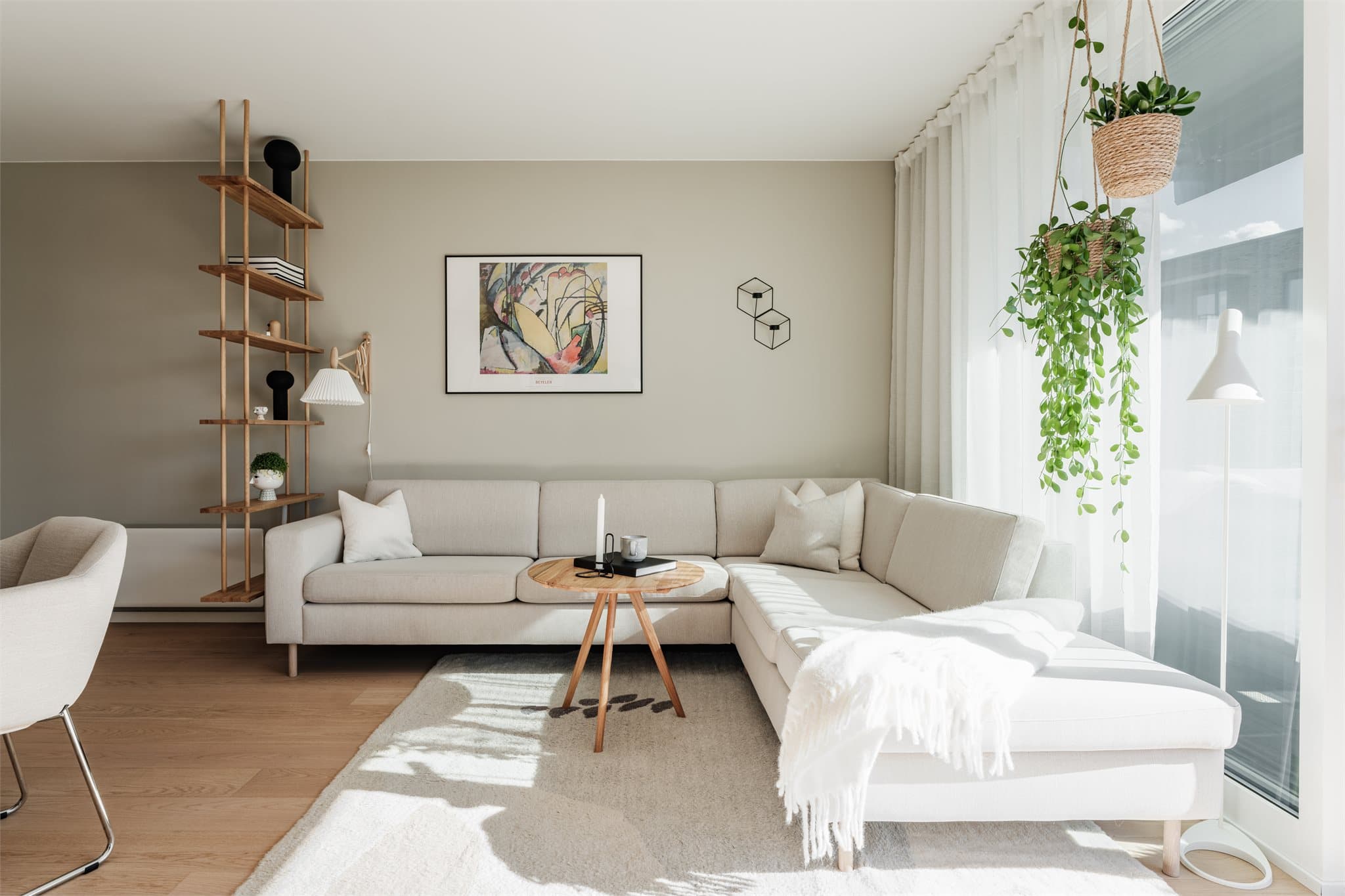 Stuen er luftig og har god plass til både sofa og øvrig møblement.