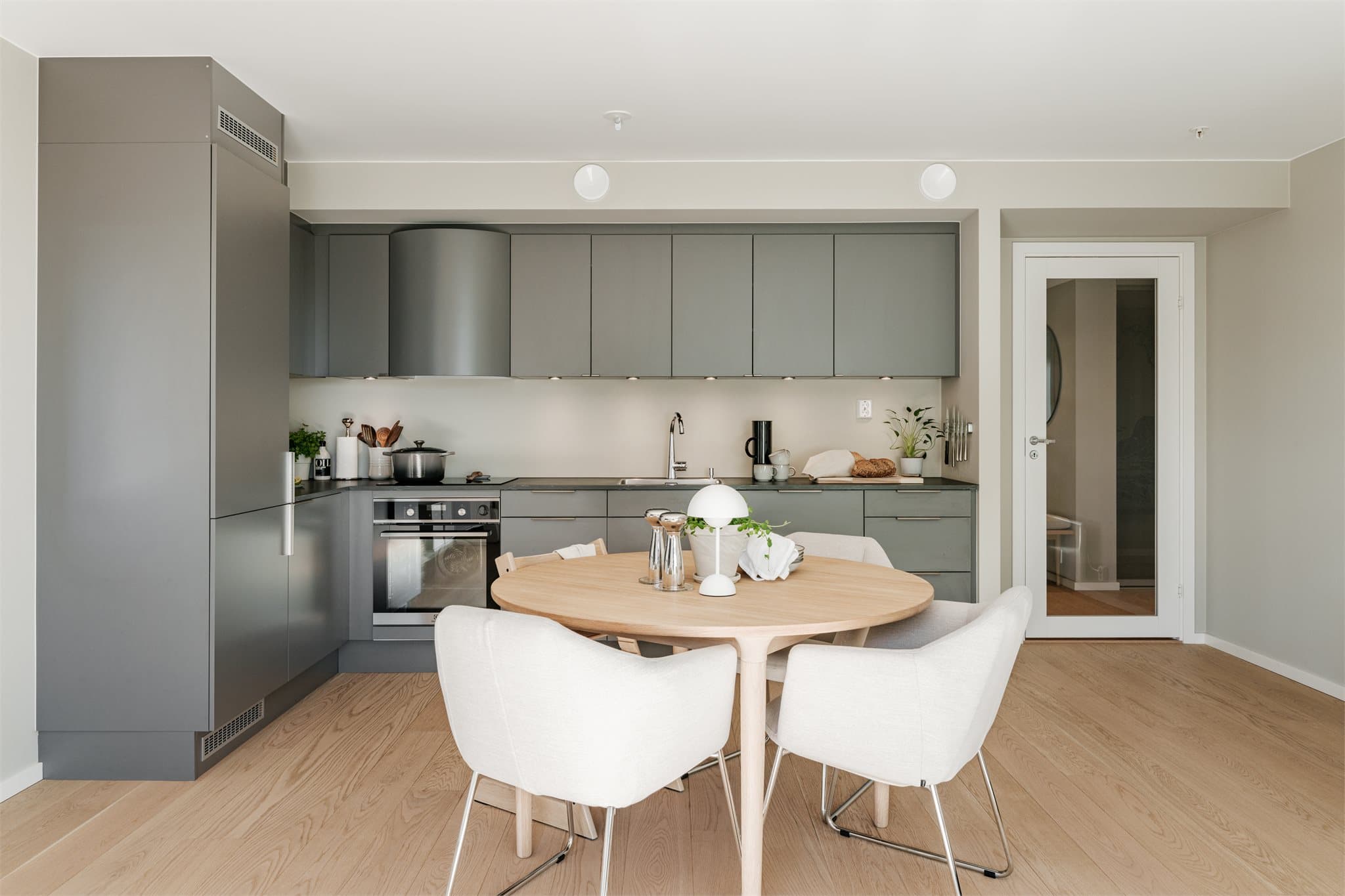 Spisegruppen får sin naturlige plass mellom sonene.