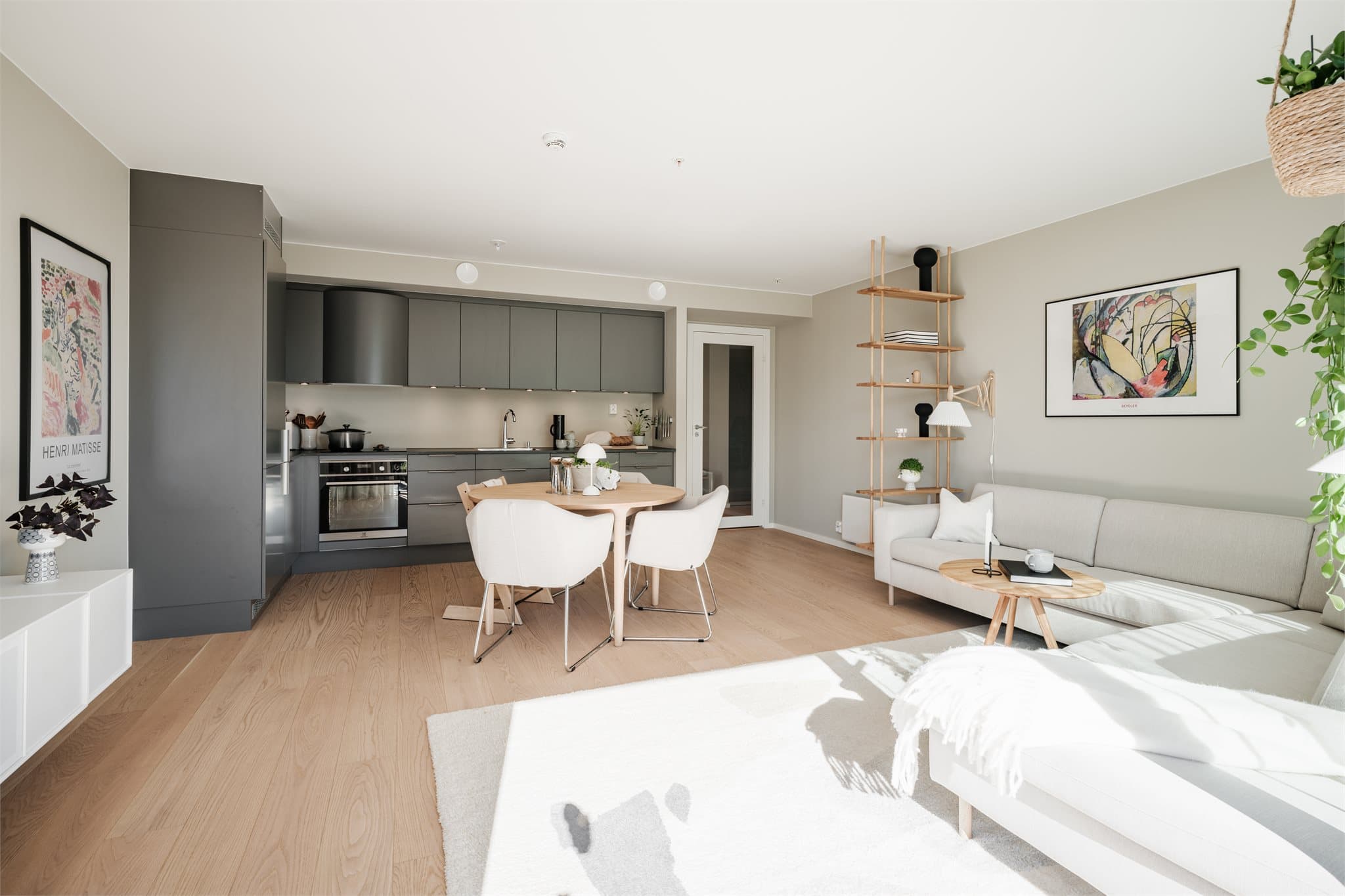 Gulvene er dekket med en lekker oppgradert en-stavs parkett.