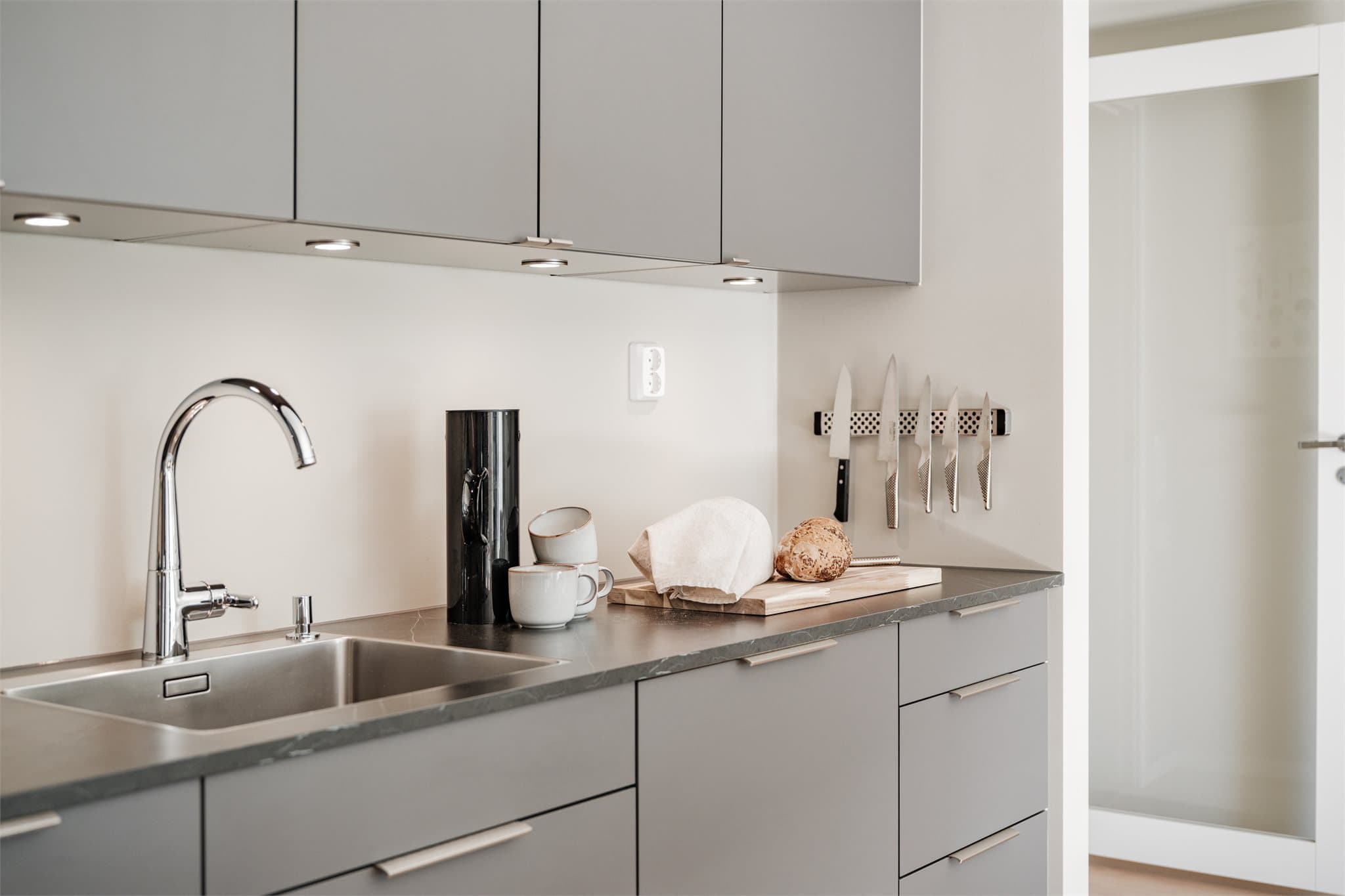 Oppgradert kjøkkenkran av modellen Oras Inspera, som kombinerer stilrent uttrykk med praktisk bruk.