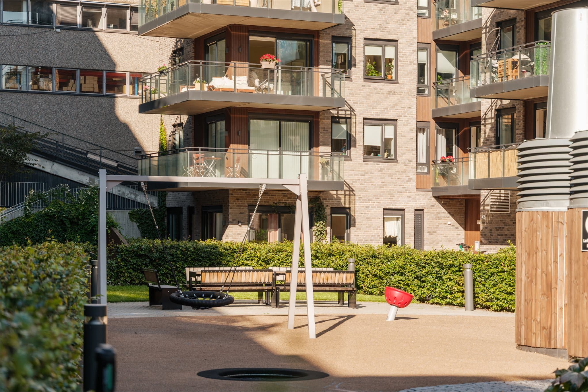 Gårdsrommet er tilpasset både små og store beboere.