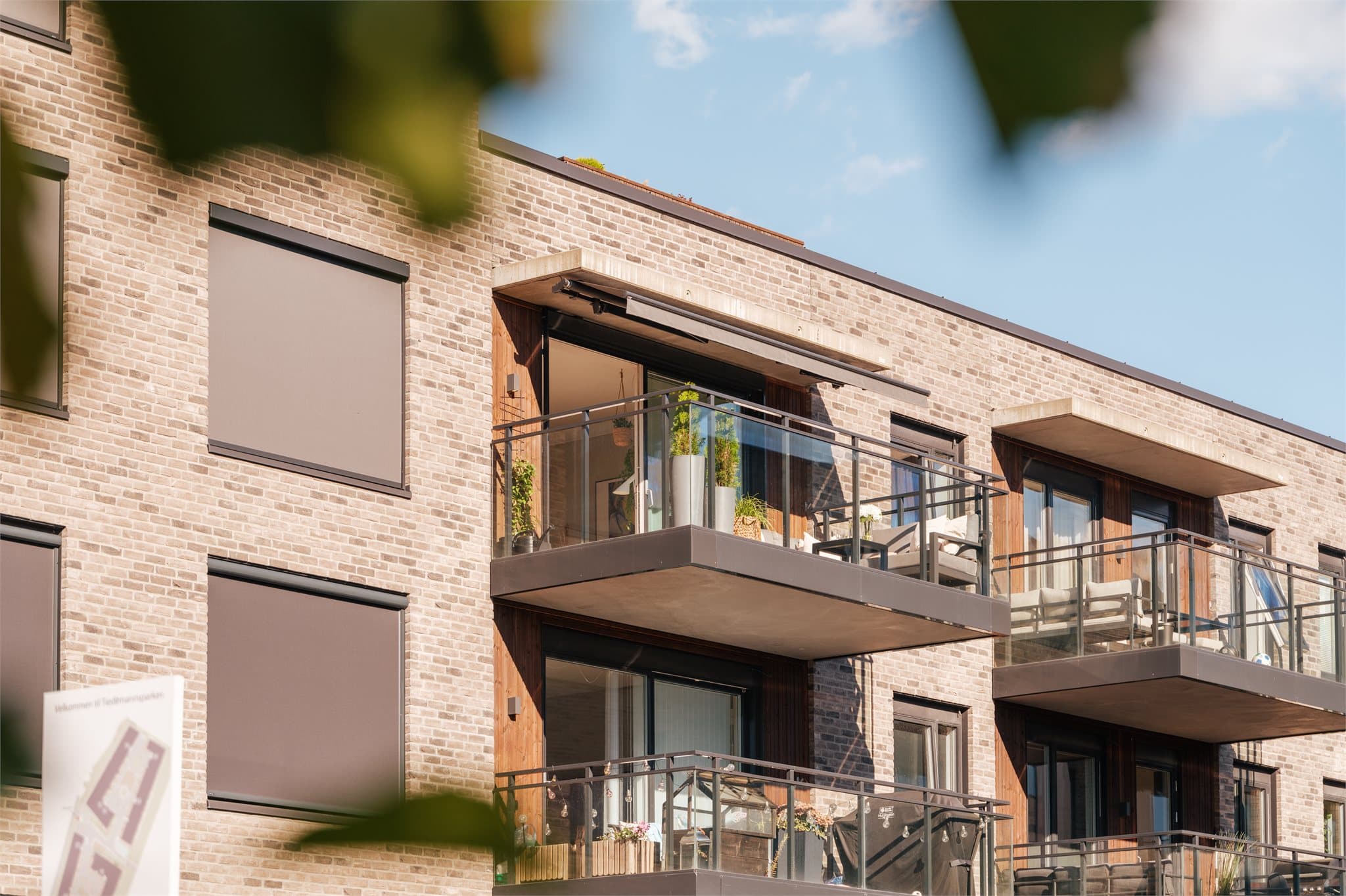 Her bor dere i øverste etasje uten naboer over, noe som gir en rolig og skjermet atmosfære.