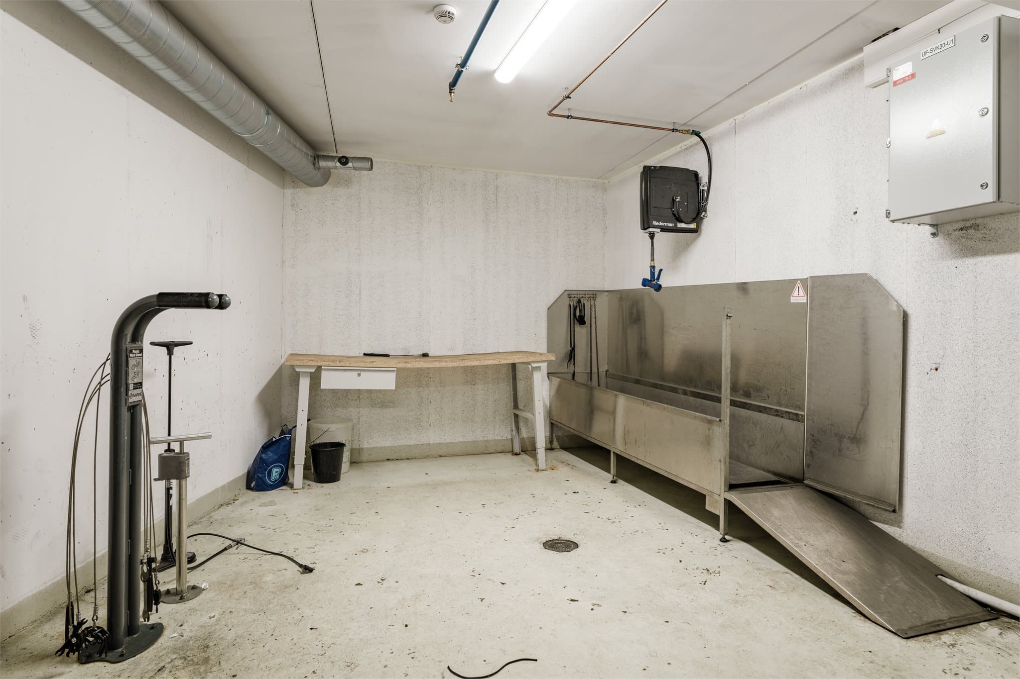 Praktisk sykkelverksted i kjeller.