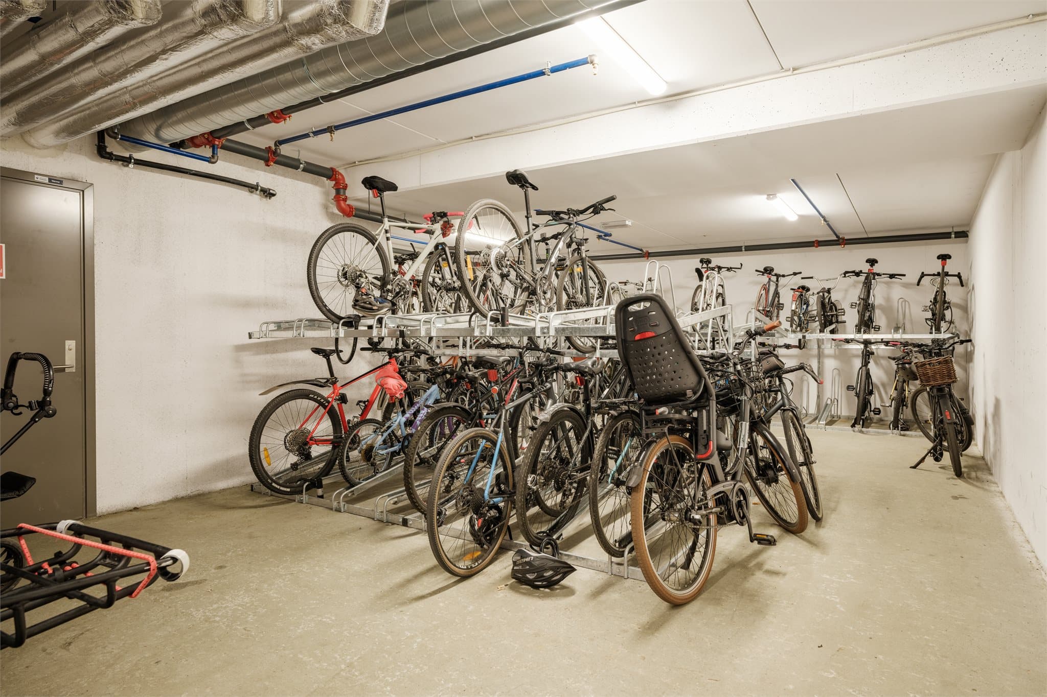 Felles sykkelparkering i sameiet som beboerne har tilgang til.