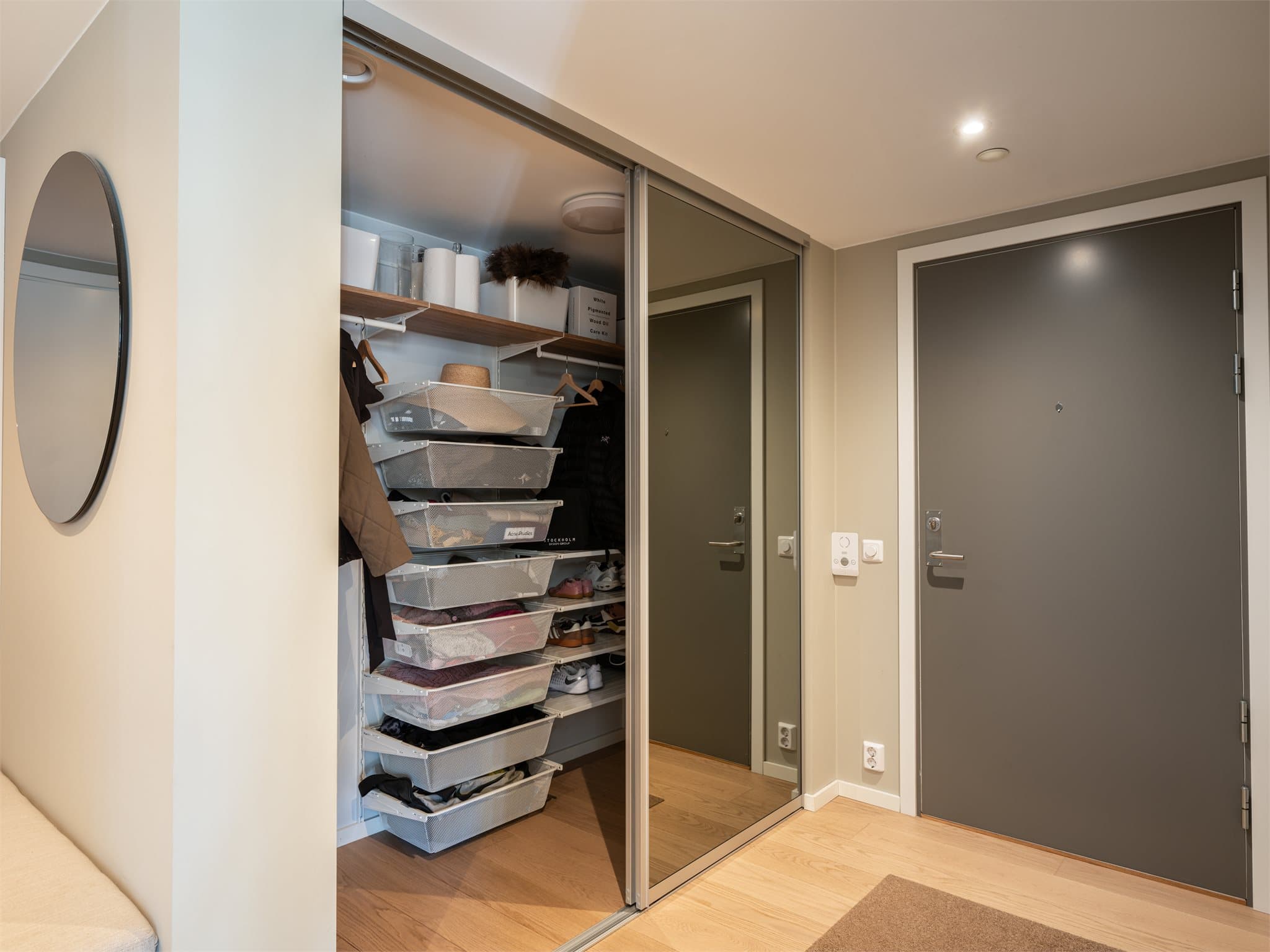 Skreddersydd garderobeløsning sørger for god oppbevaringsplass til yttertøy og sko, samtidig som den understreker et moderne og eksklusivt uttrykk.