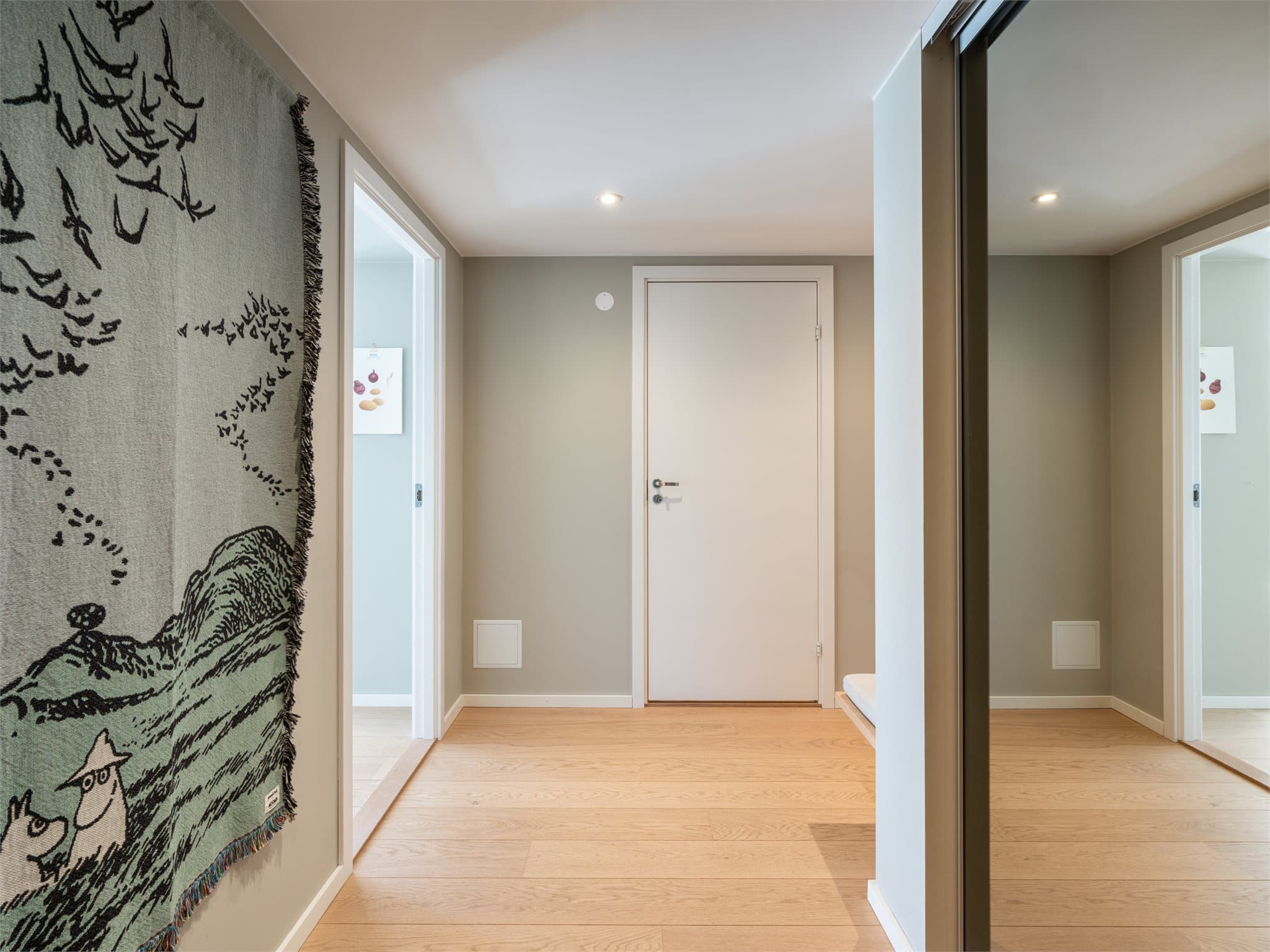 Entréen fremstår innbydende og velorganisert, med en gjennomtenkt planløsning som gir en innbydende velkomst til boligen.