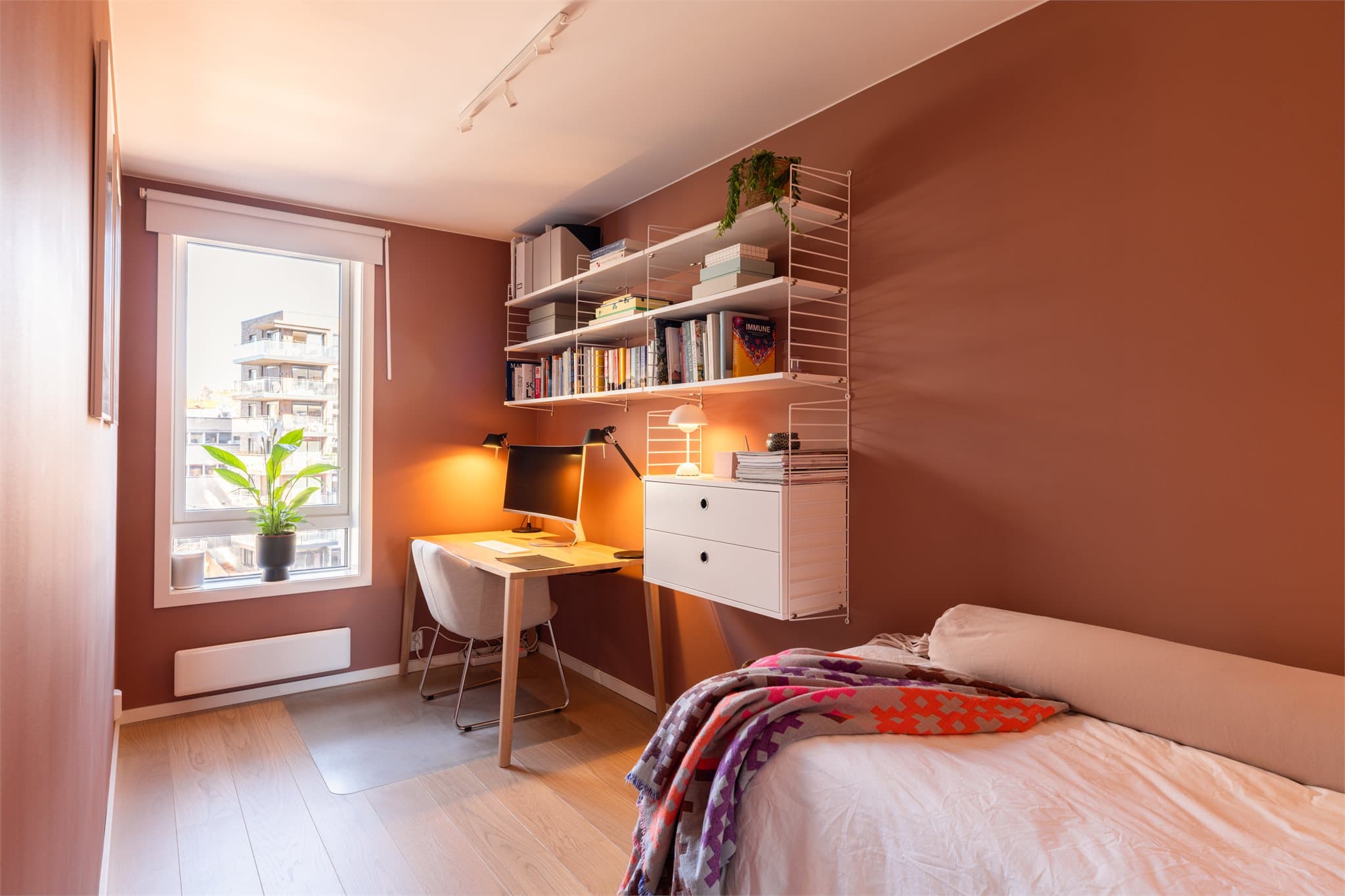 Lekkert soverom med plass til seng, skrivepult og det en måtte ønske.