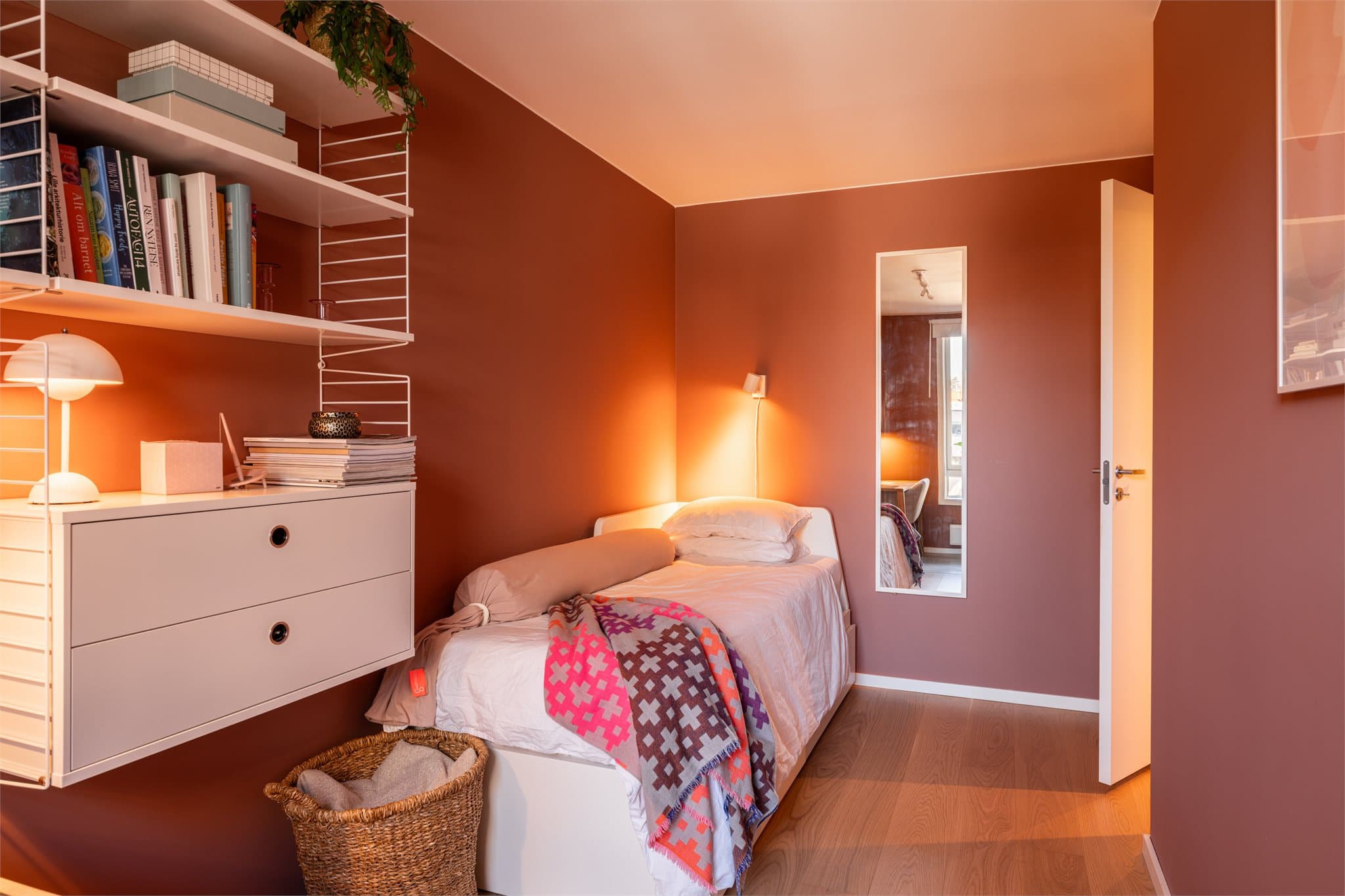 Leiligheten har tre gode soverom, noe som gir et fleksibelt hjem med mange muligheter.