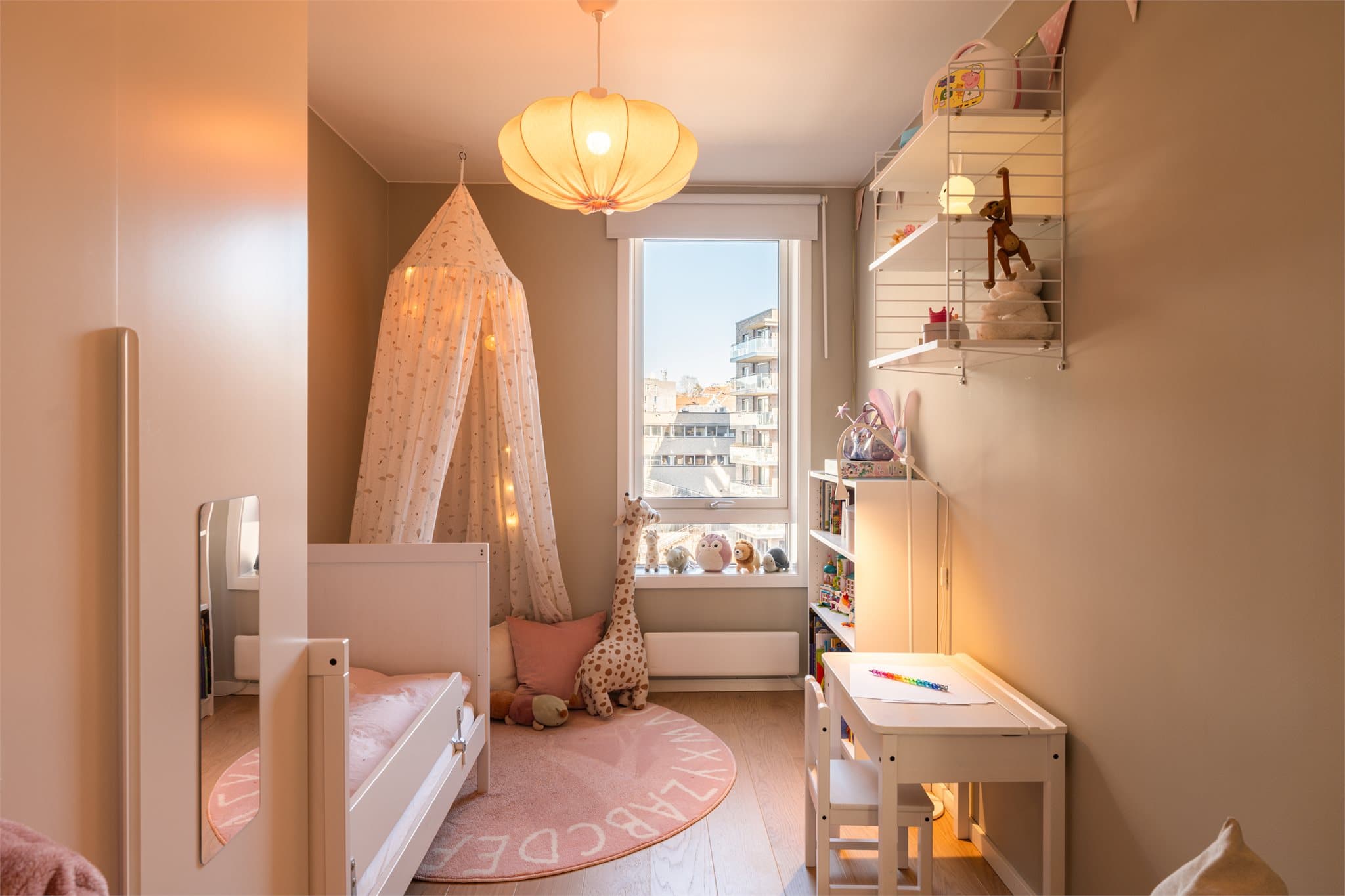 Et drømmerom for små barneføtter! Innbydende og med plass til lek, moro og avslapping.