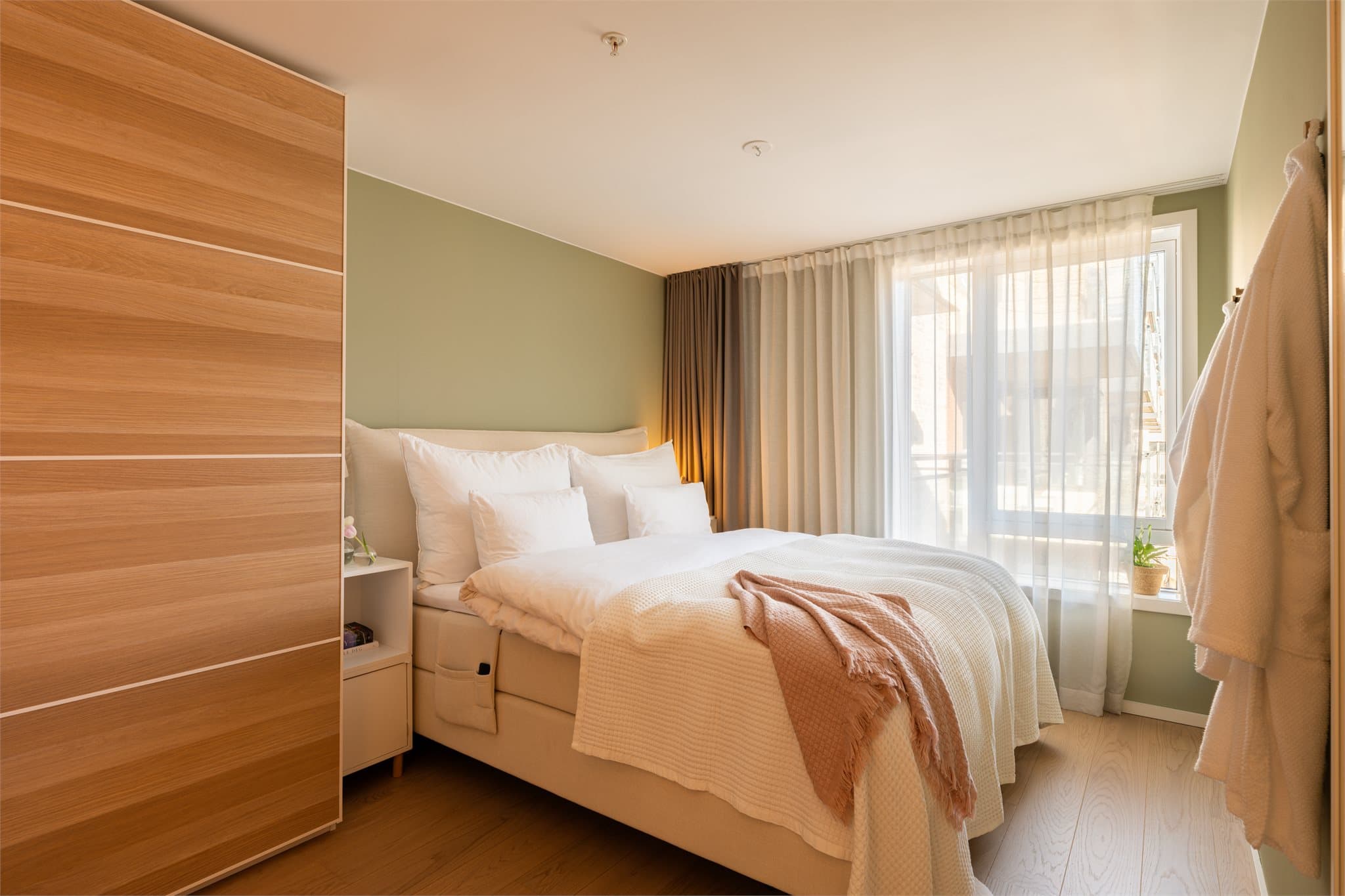 Innbydende og delikat hovedsoverom med god plass til en stor dobbeltseng.