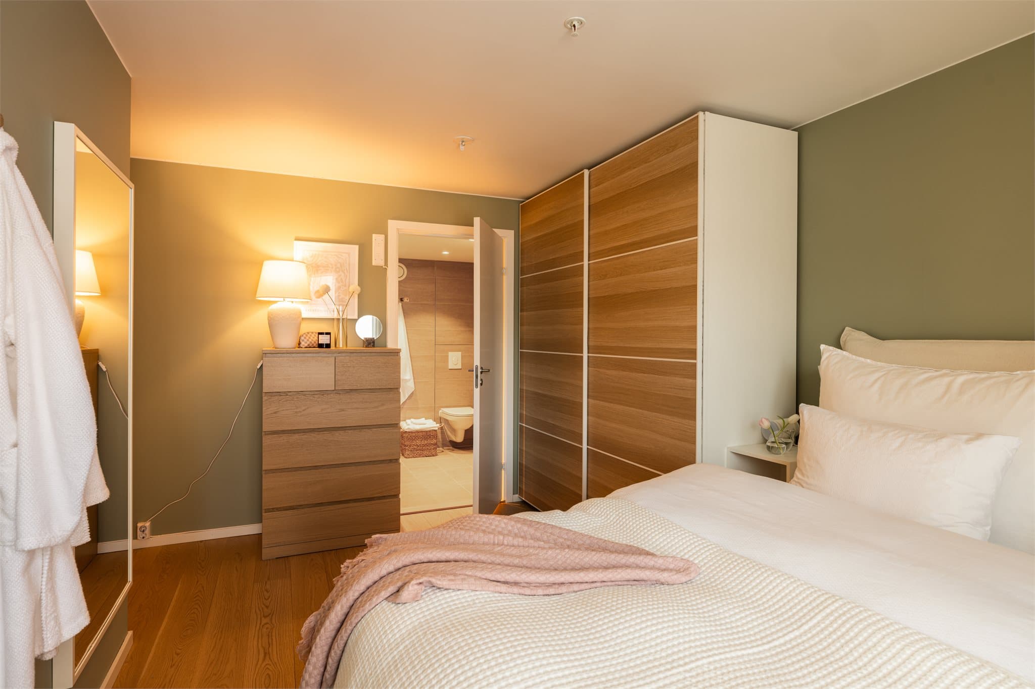 En-suite hovedsoverom med mye oppbevaringsplass.