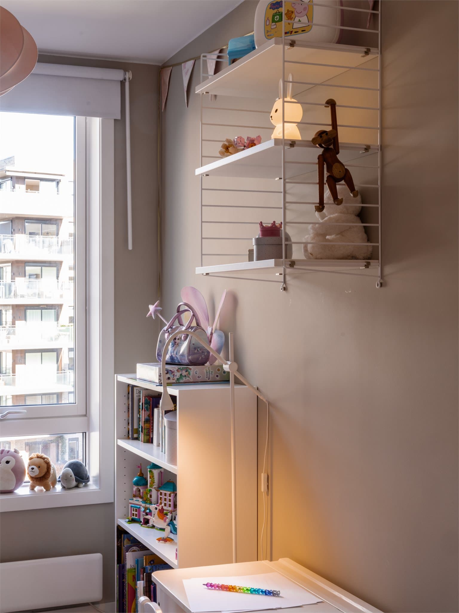 Rommet har rikelig med naturlig lys fra stort vindu.