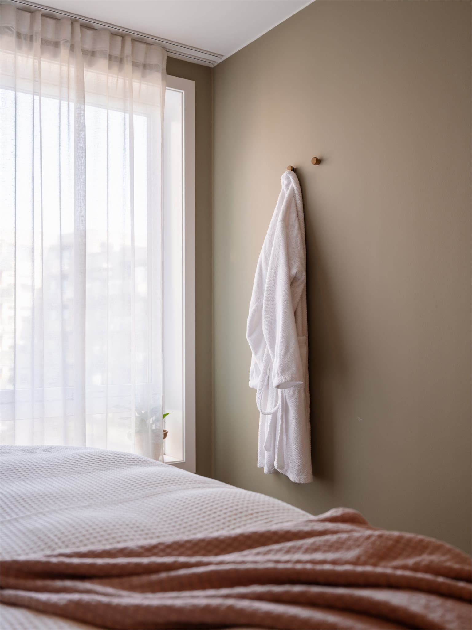 Duse fargevalg og mye naturlig lys gir dette rommet behagelig atmosfære.