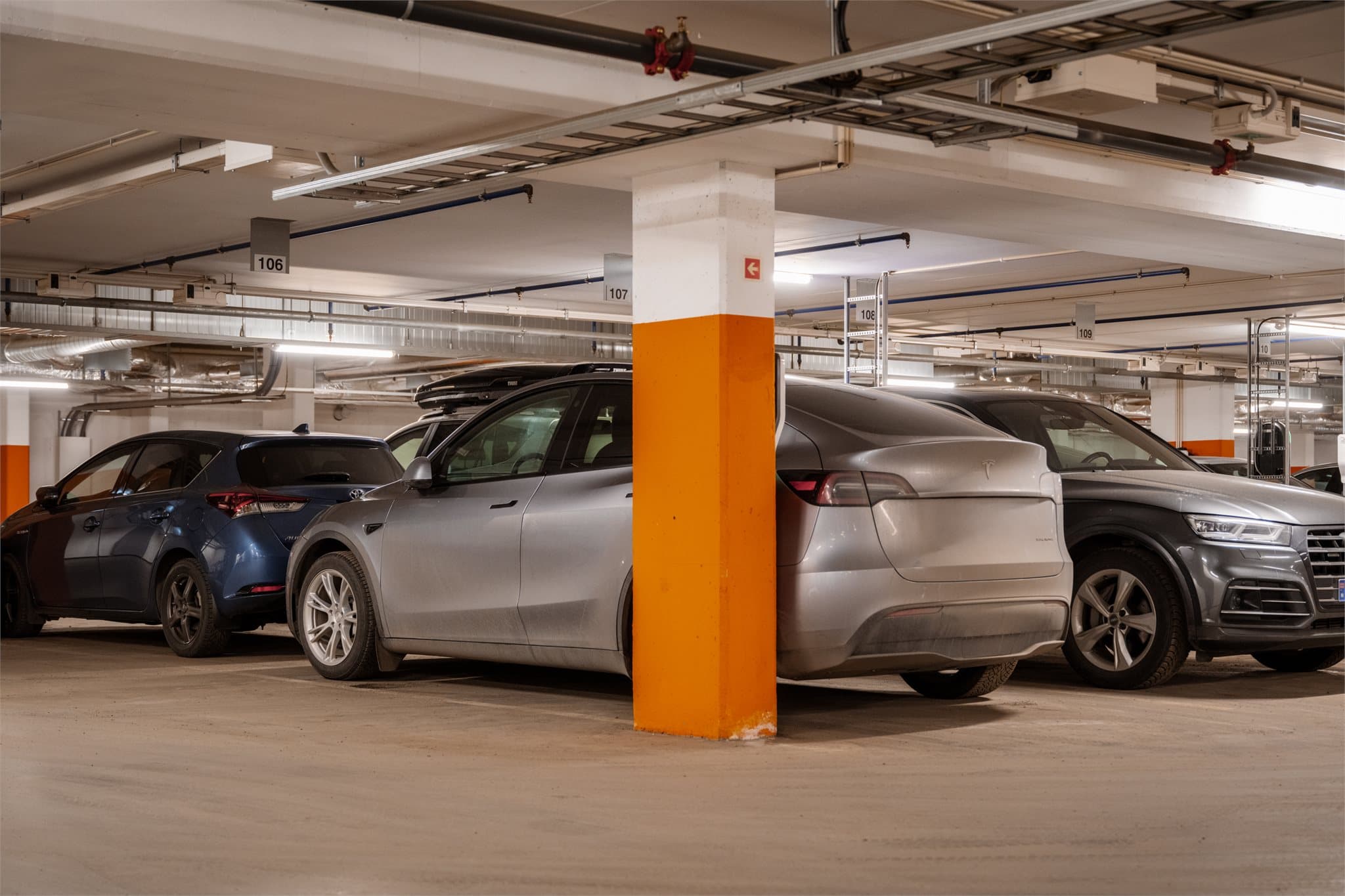 Det medfølger en fast garasjeplass (nr. 106) i det underliggende garasjeanlegget.