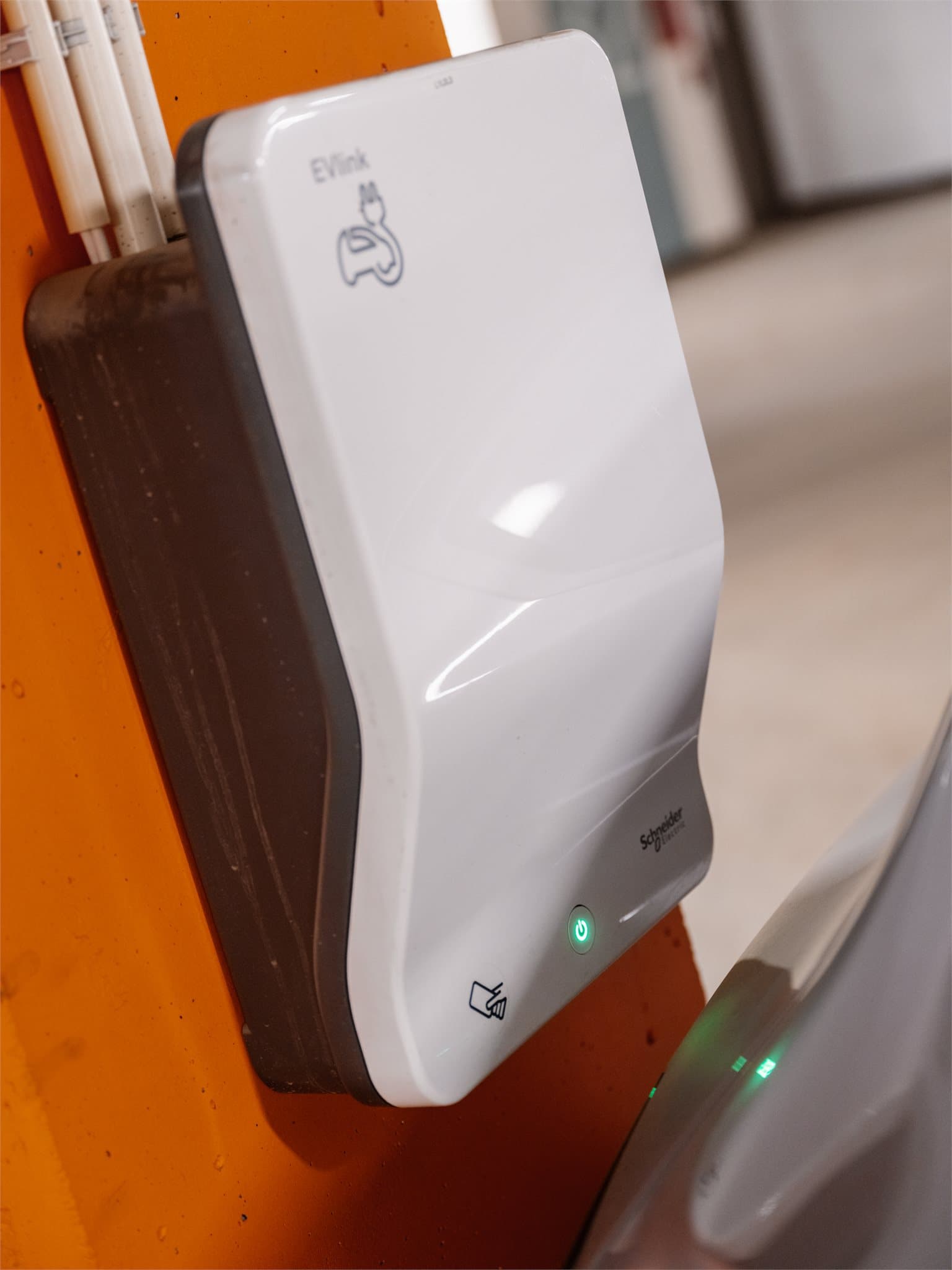 Det er lader for elbil på plassen.