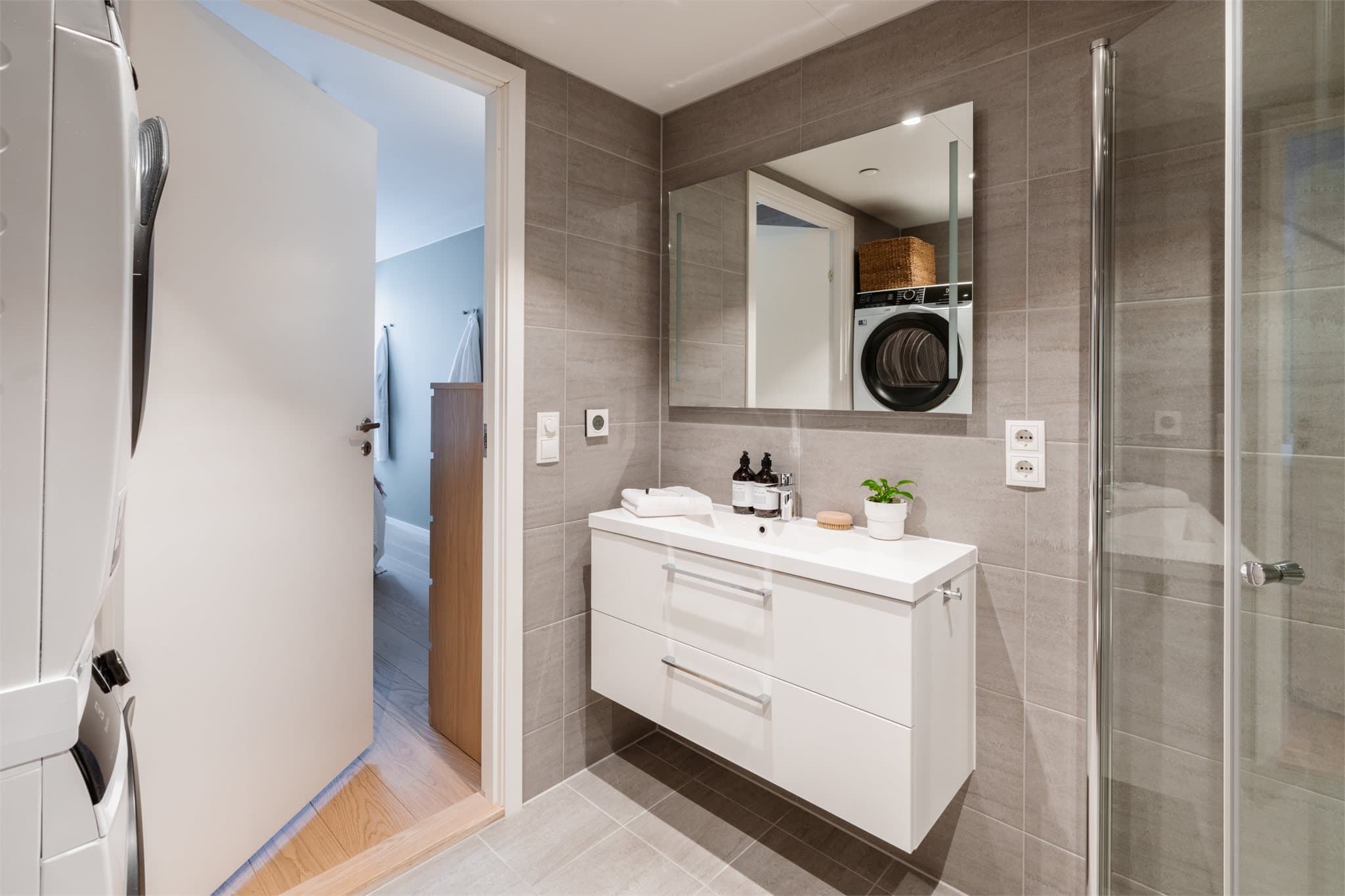 Romslig baderom med tilrettelagt opplegg for vaskesøyle, som kombinerer funksjonalitet og komfort.