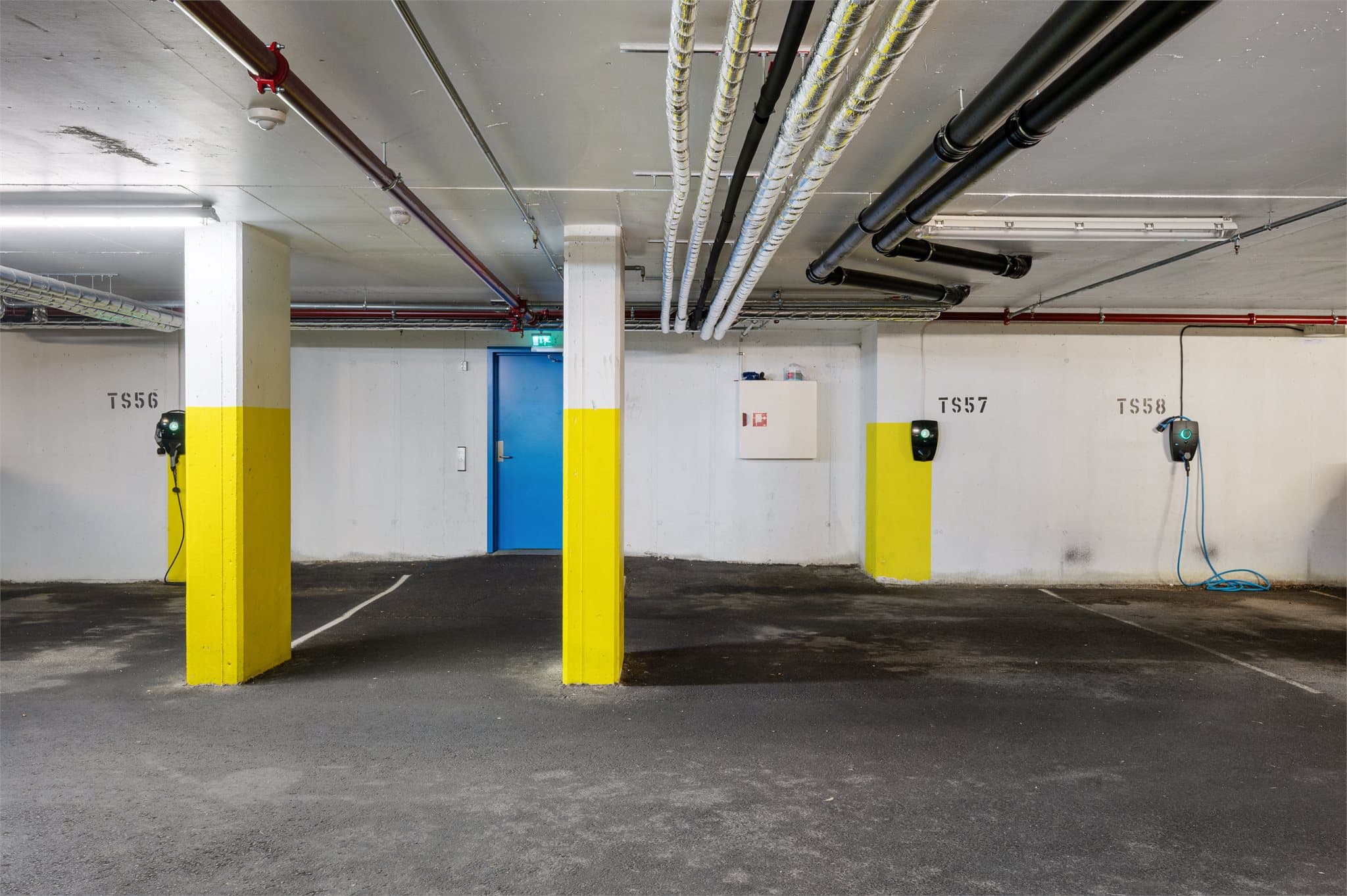 - Fast parkeringsplass i garasje med el-lader. Sameiet har også flere gjesteparkeringsplasser -