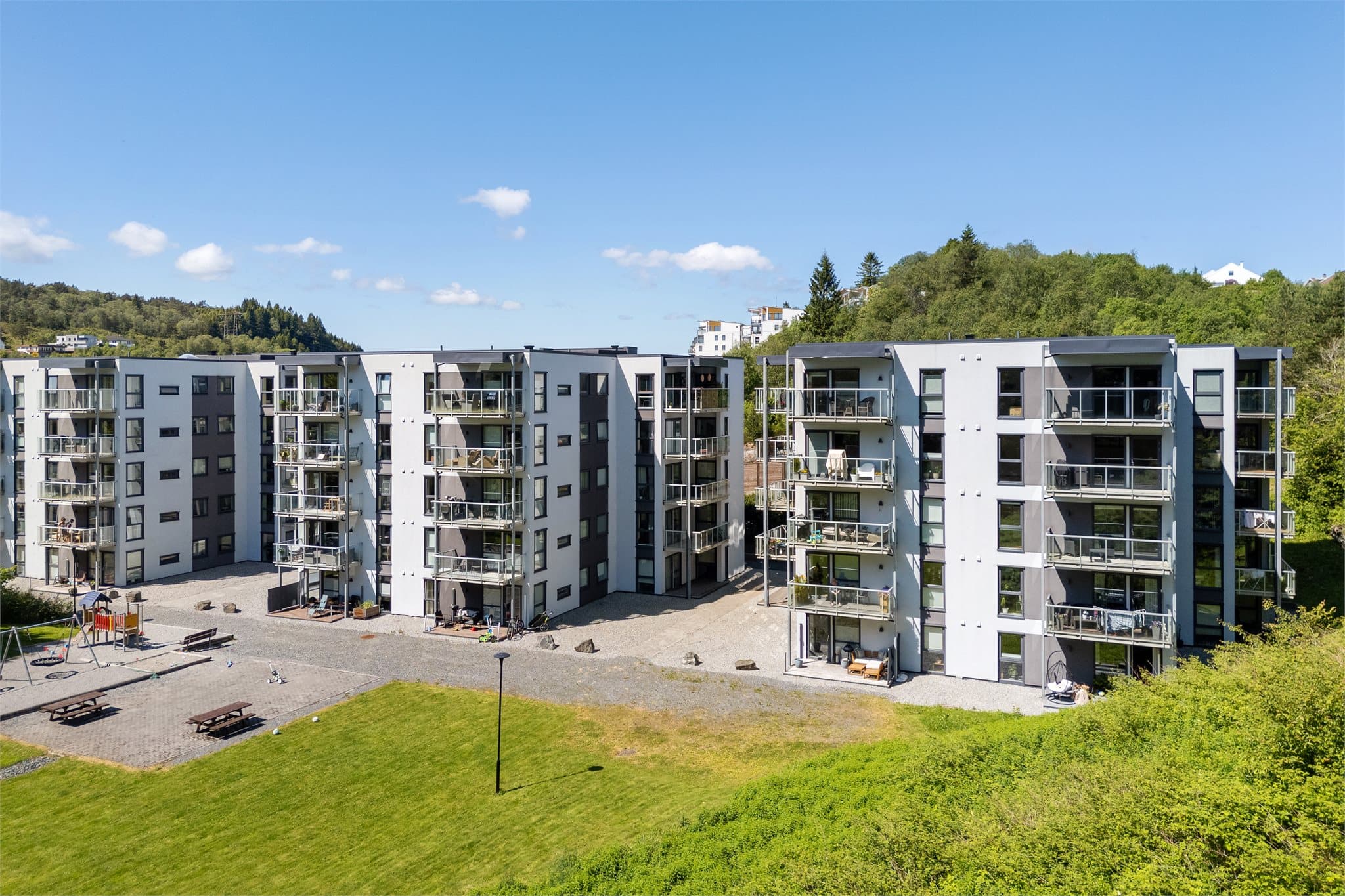 - Dolvik terminal ligger innen 5 minutters gange og har hyppige avganger bl.a. i retning Bergen busstasjon, Lagunen terminal og Fyllingsdalen terminal -