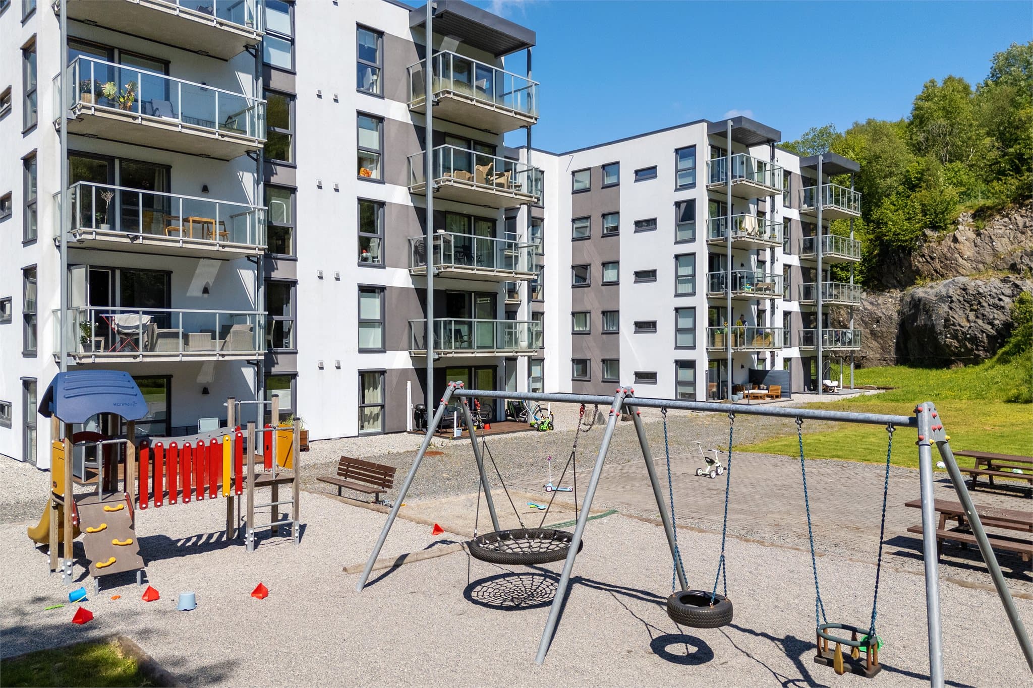 - Området er ypperlig for barnefamilier med flere barnehager, skoler og aktivitetstilbud innen gangavstand -