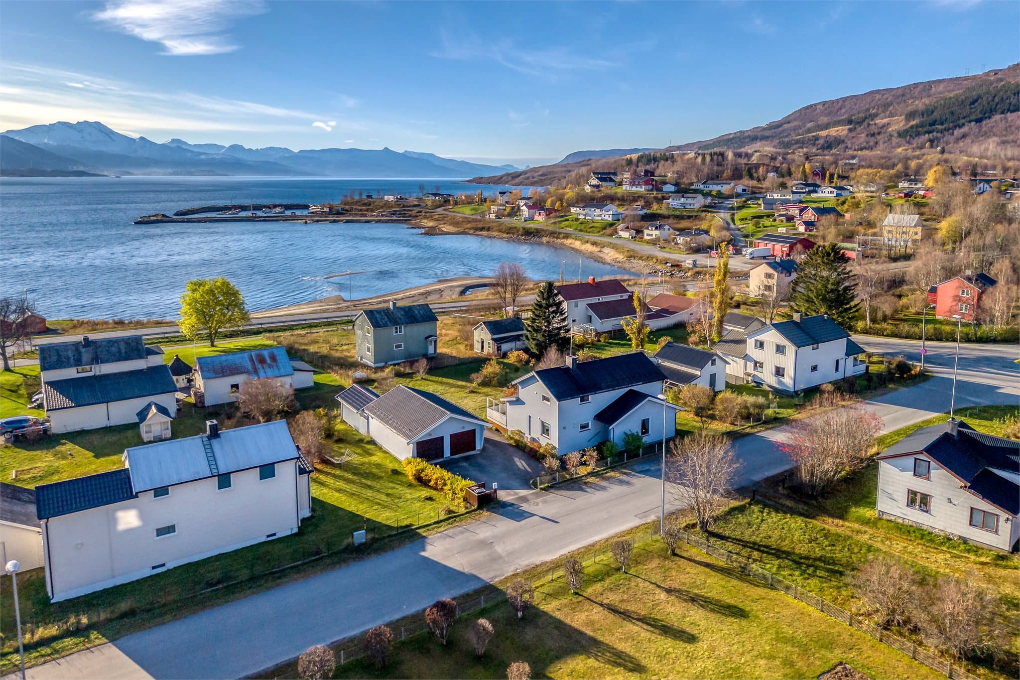 Fin beliggenhet innerst i Herjangsfjorden med kort vei til sjøen.