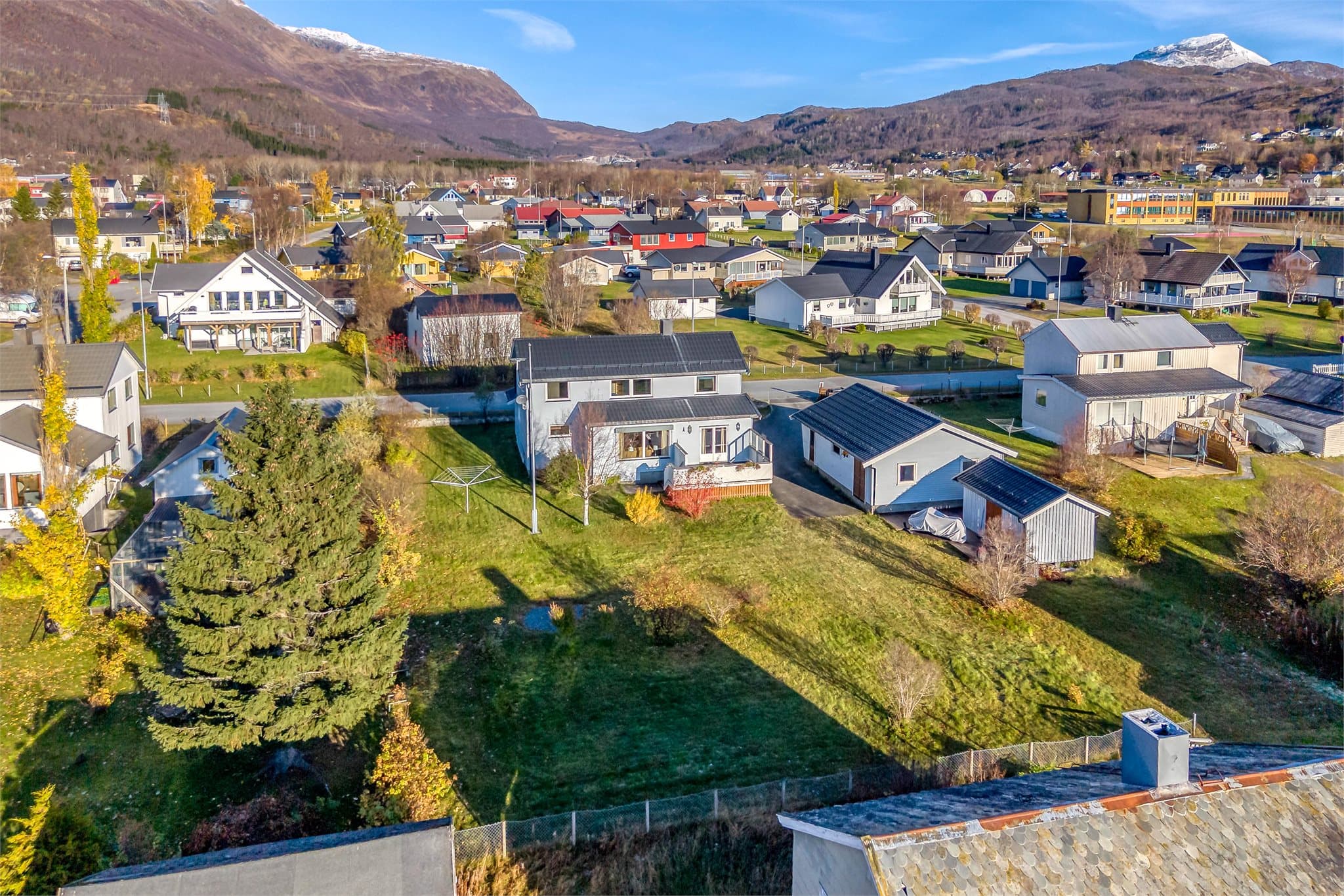 Eiendommen ligger i et rolig boligområde med fjellandskapet som flott bakteppe.