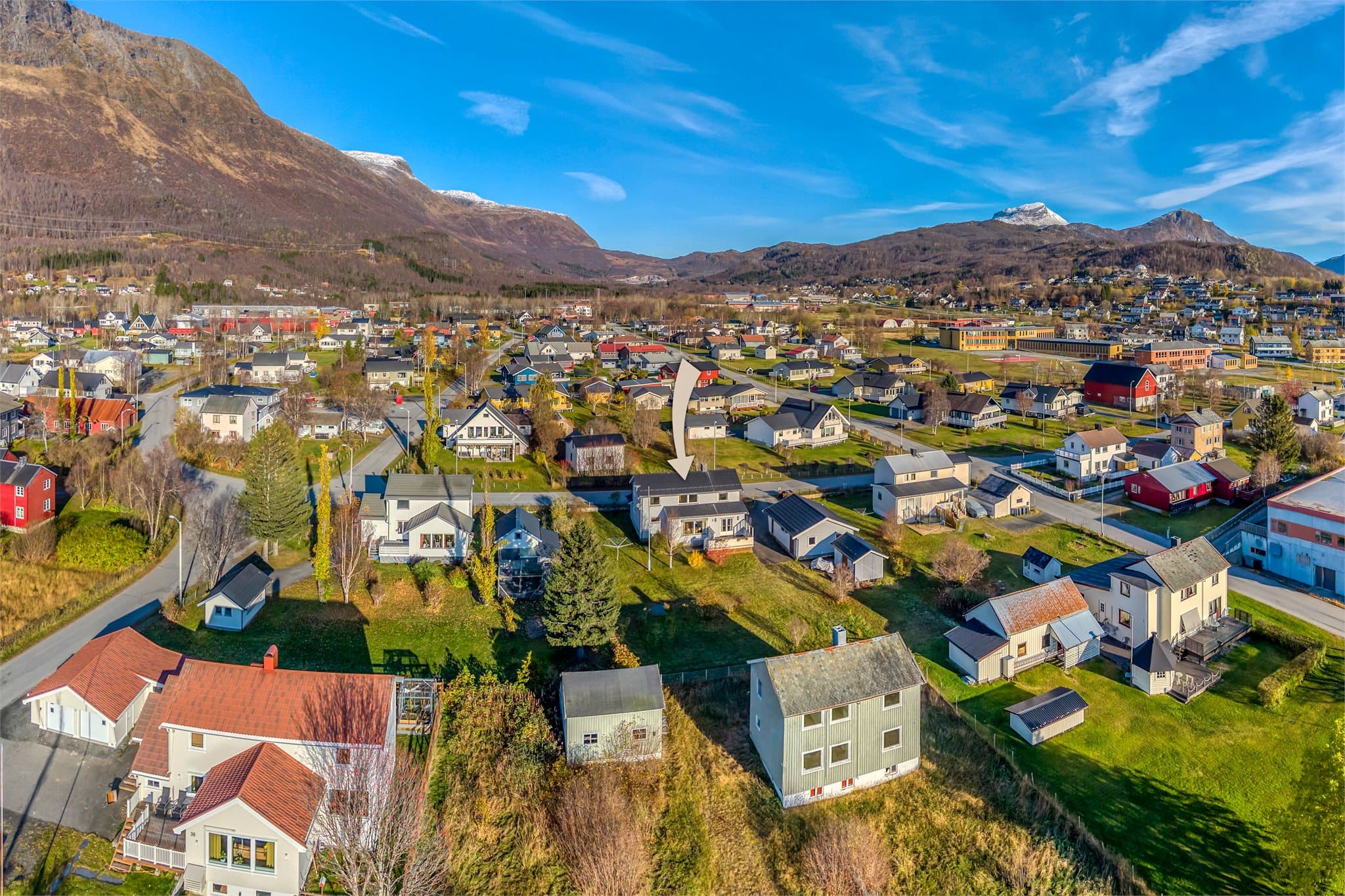 Etablert og barnevennlig nabolag med trygge og rolige boforhold.