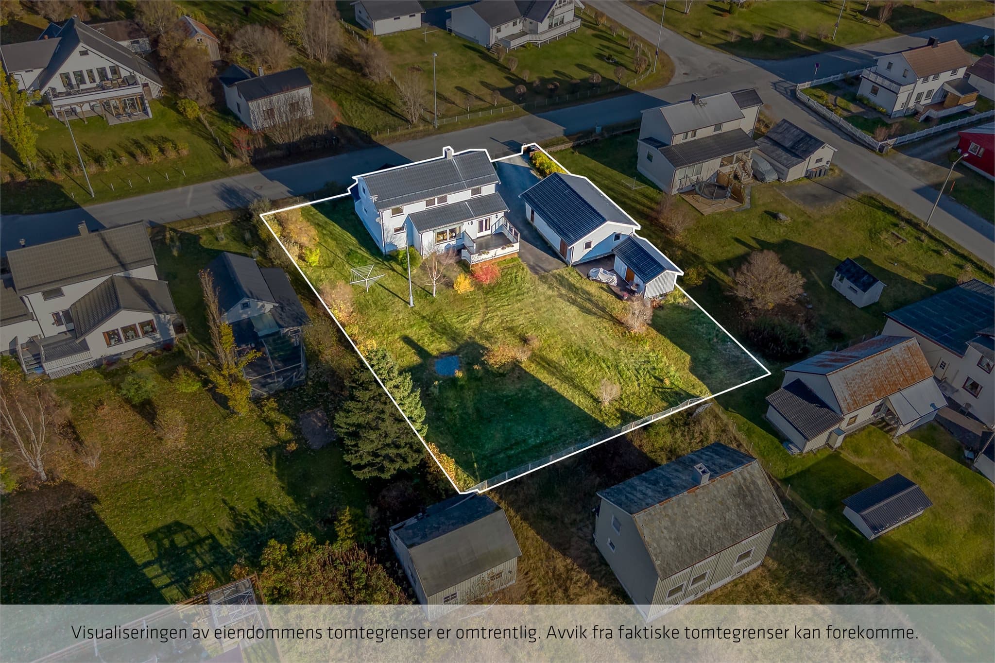 Eiendommen har et beregnet tomteareal på 1 133 m² med romslige uteområder. (Illustrasjon)