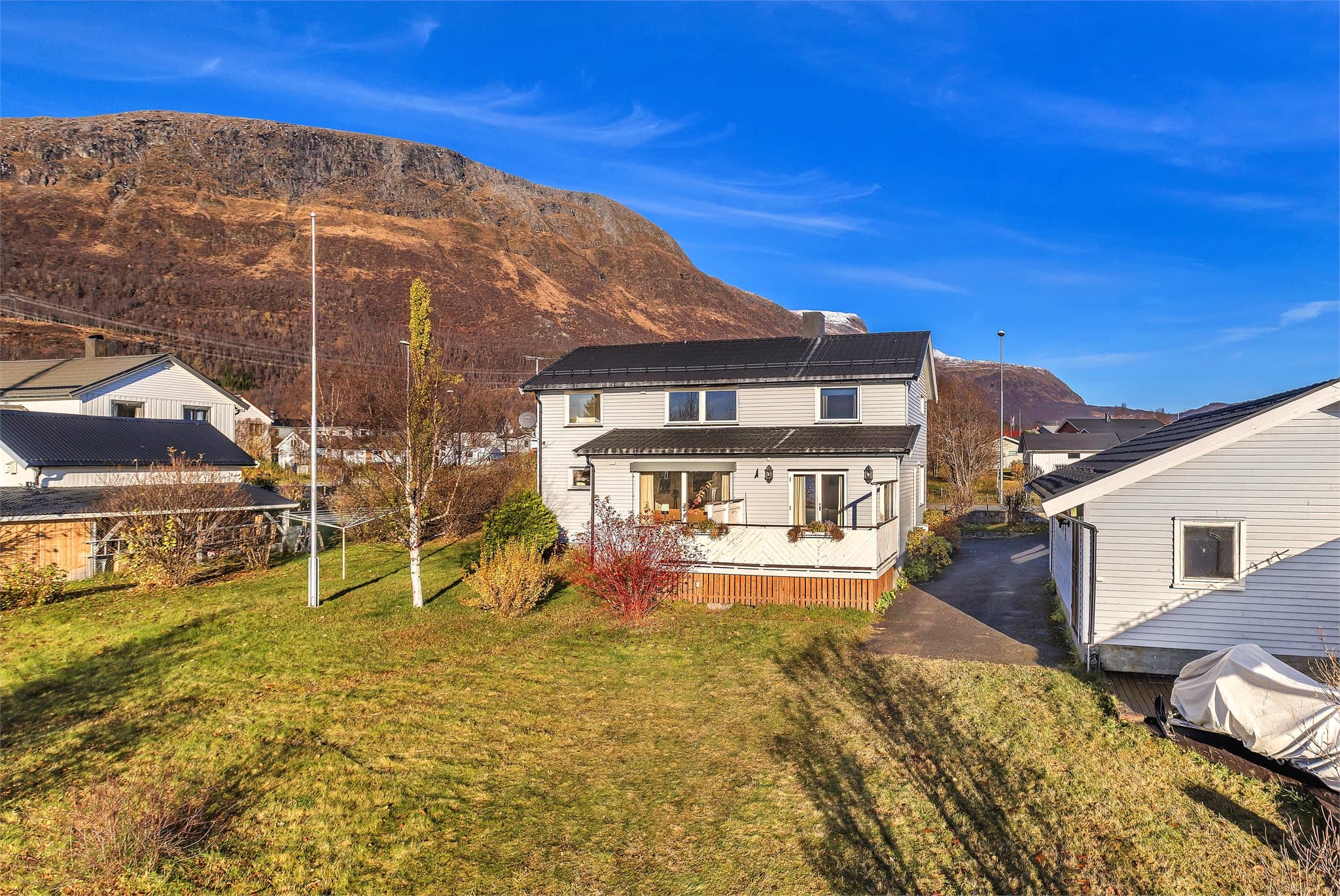Enebolig over tre plan med stor tomt og flott utsikt mot Herjangsfjorden og fjellene.
