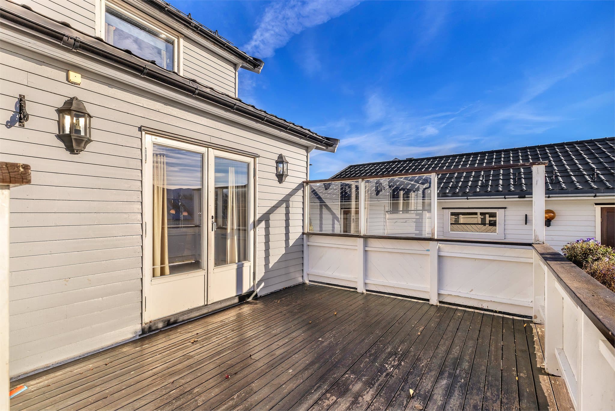 Veranda i trevirke med direkte utgang fra stuen via tofløyet dør.