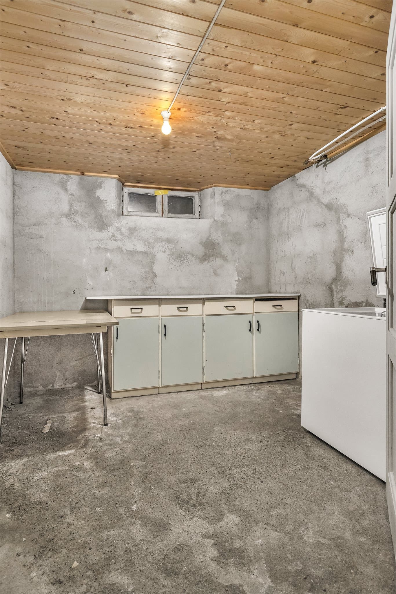 Ekstra lagringsplass i kjellerbod med benkeinnredning.