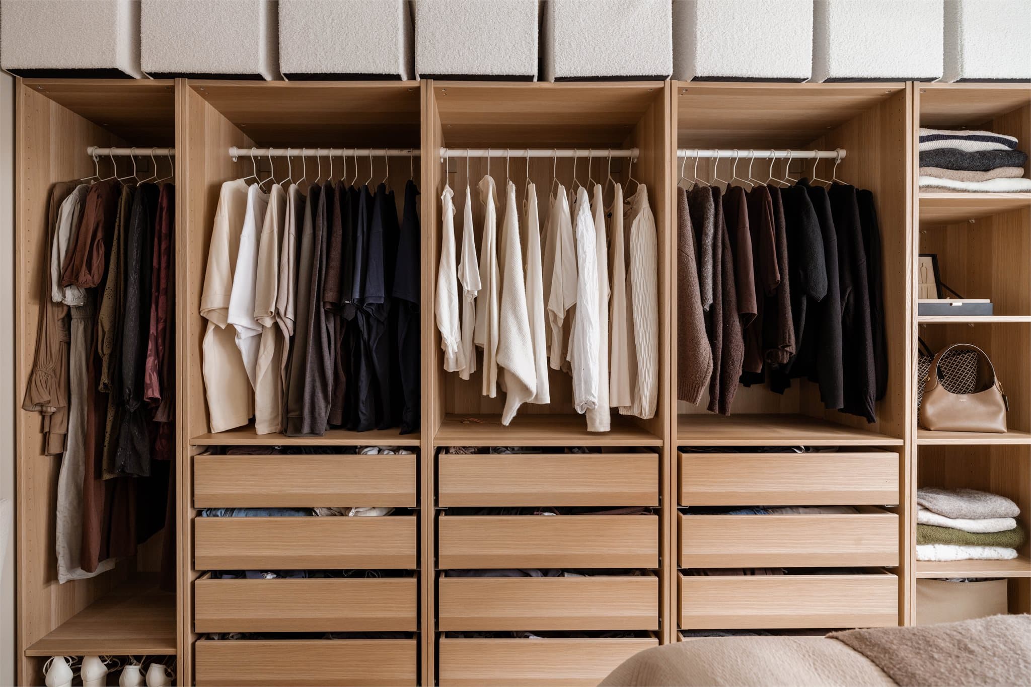 Videre er det plass til garderobeløsning (innsatt garderobe medfølger ikke).