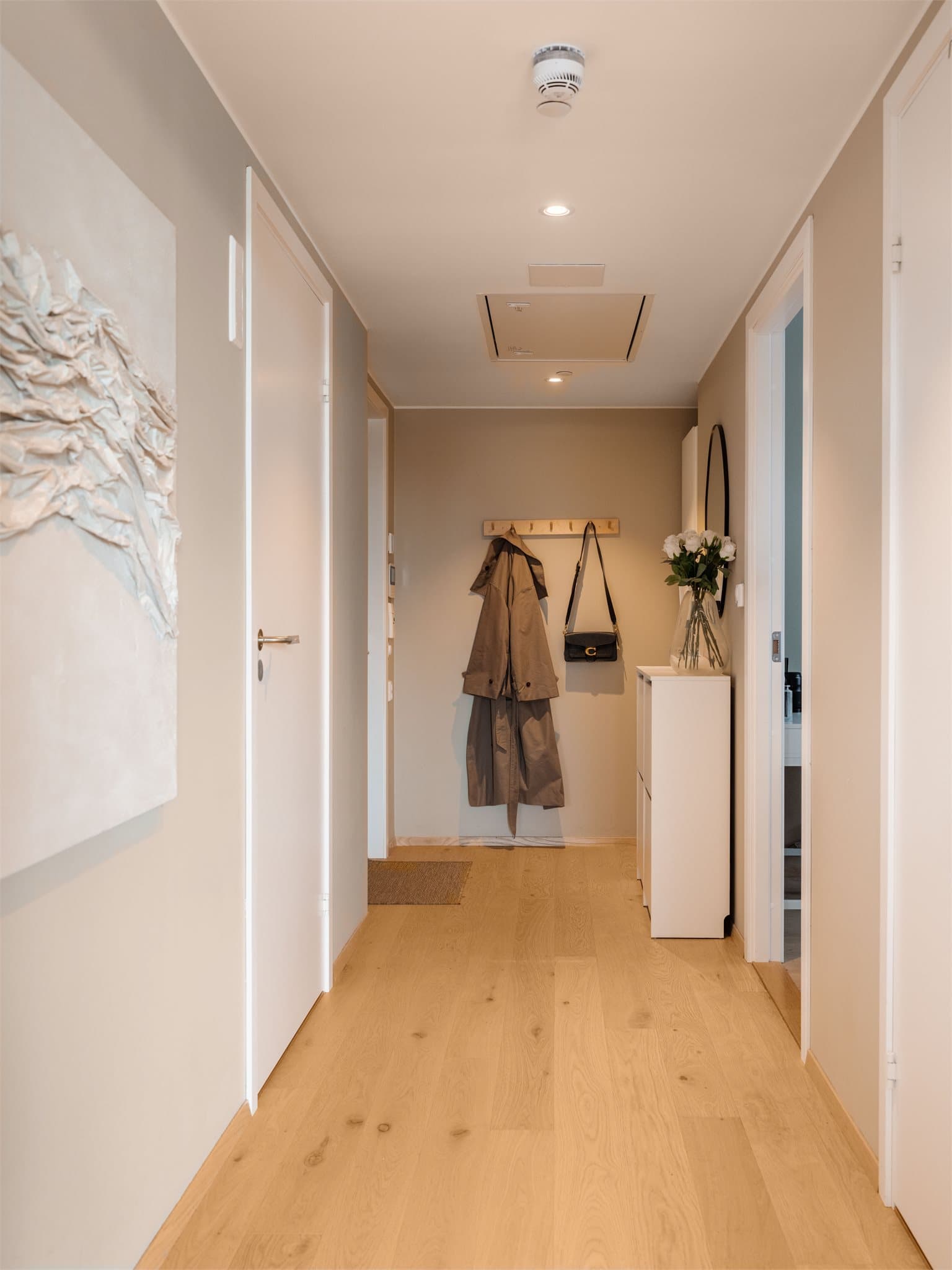 Leiligheten har en lys og innbydende entré med plass til oppheng av yttertøy.