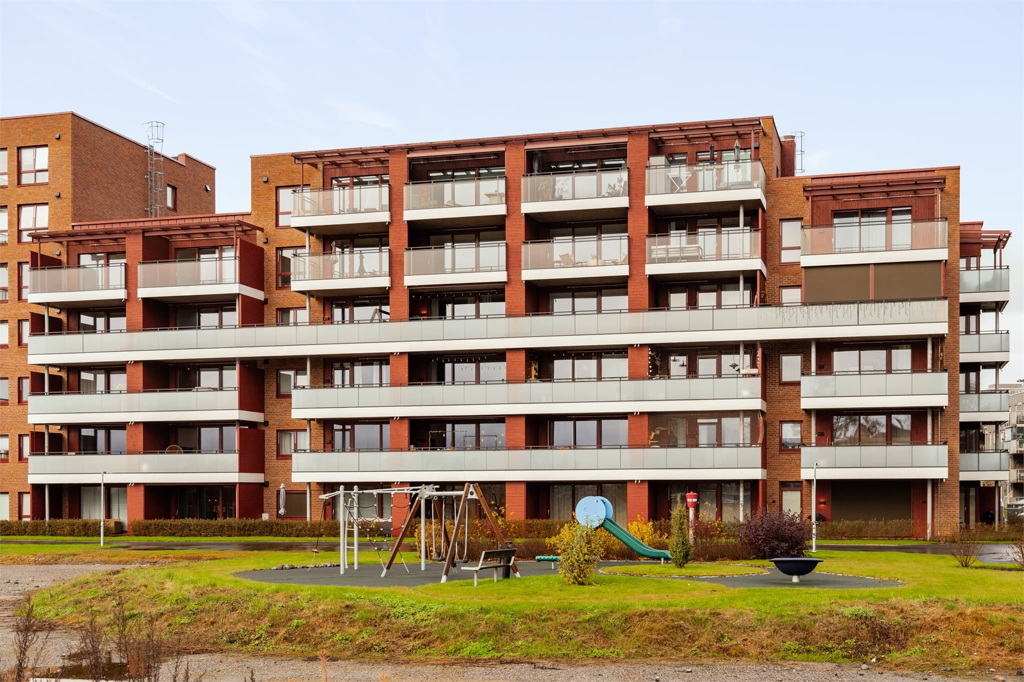 Leiligheten har en attraktiv beliggenhet i det nye og moderne boligområdet Kanalparken på Jessheim, et område som kombinerer sentral nærhet med flotte grøntområder og et godt servicetilbud.