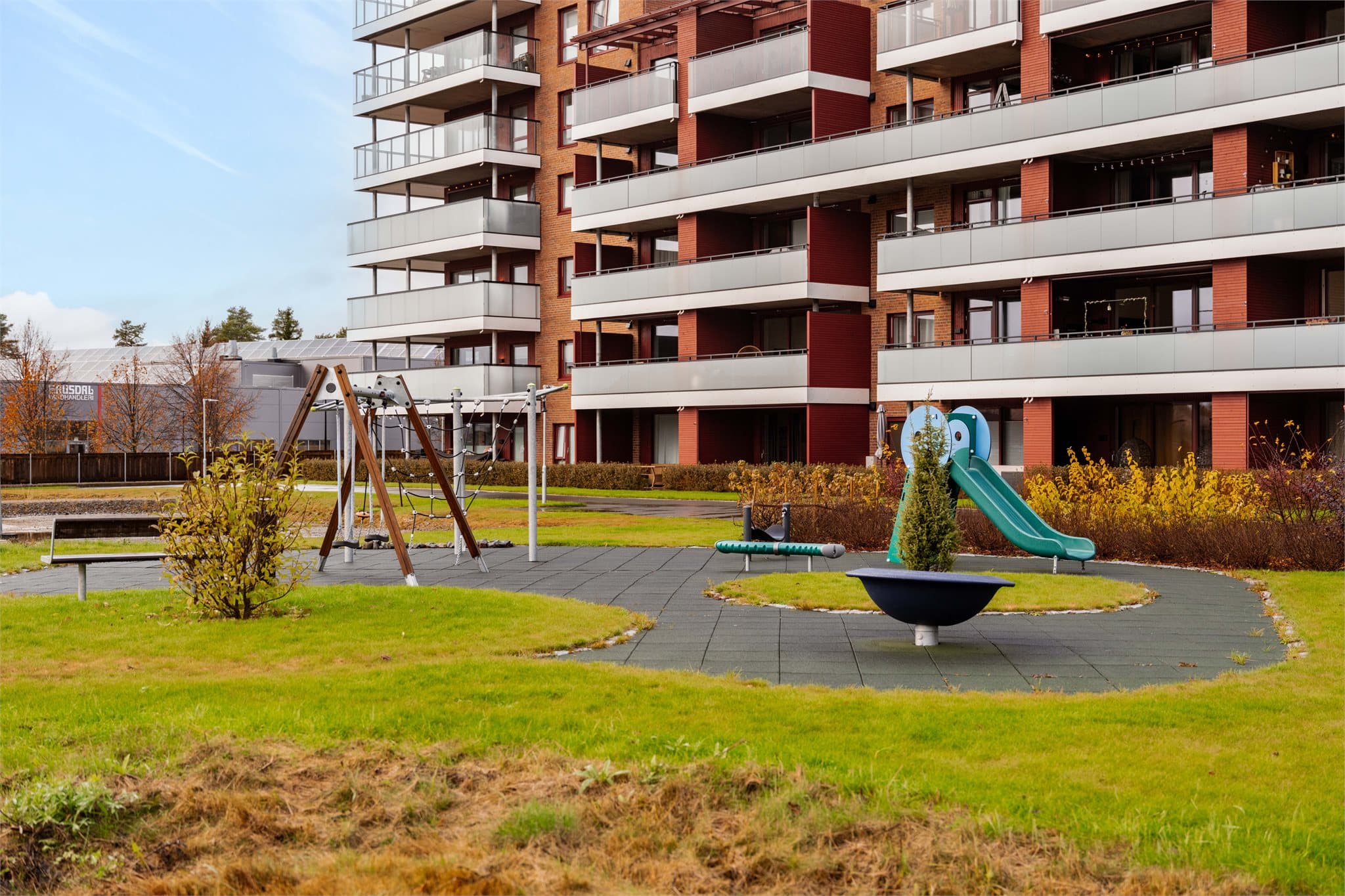 Borettslaget har pent opparbeidede fellesarealer med lekeplass, gressplen og sittebenker.