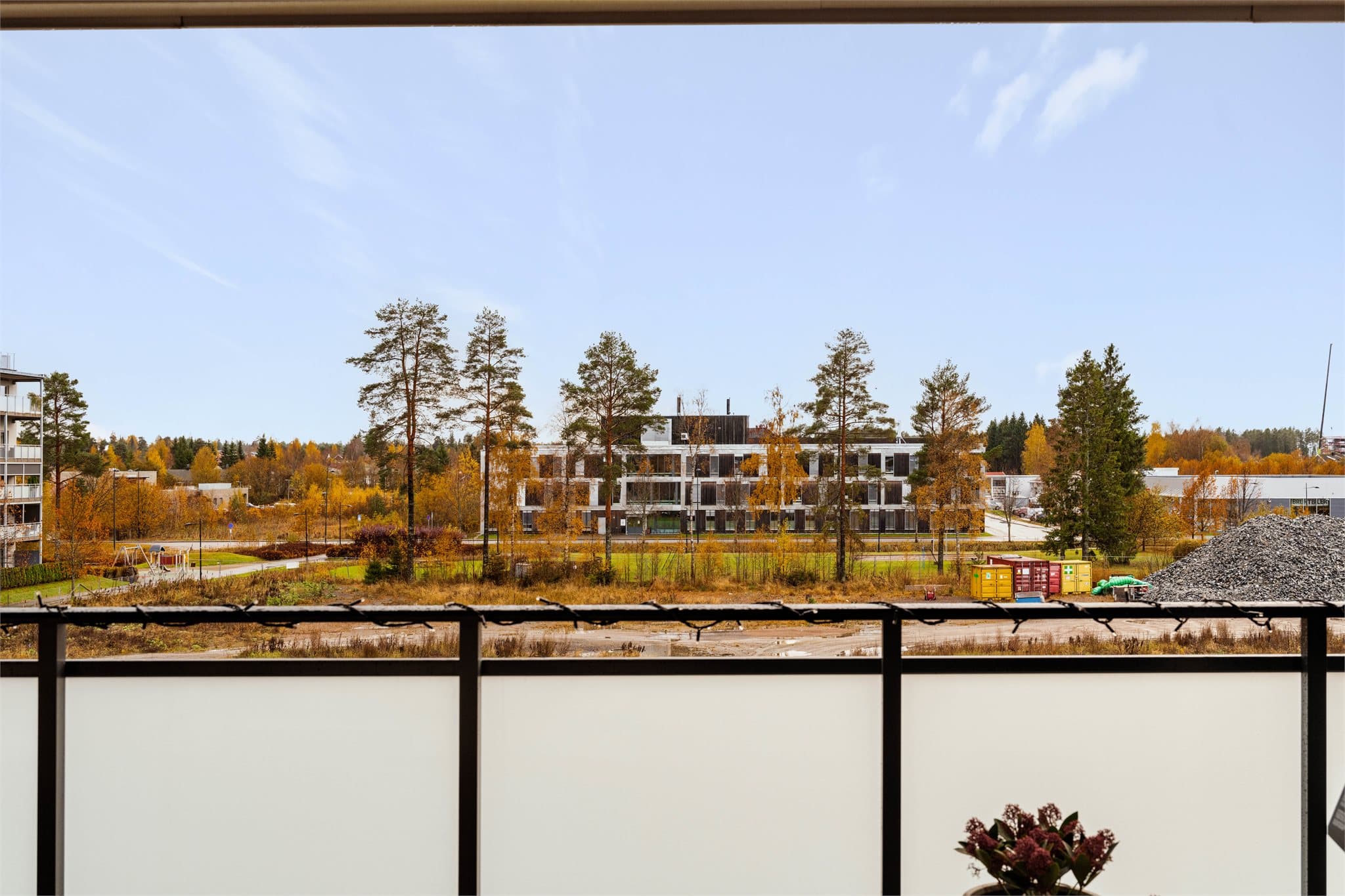 Utsikt fra balkongen. Det gjøres oppmerksom på at området er under utvikling, og at nabotomten skal bebygges i framtiden.